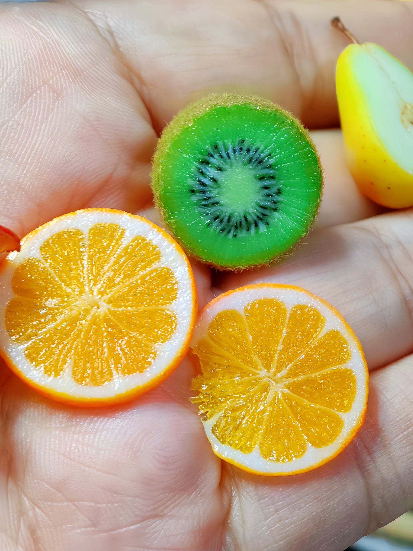 3Pcs Miniature Kiwi Fruit Set – Hand-Sculpted 1:12 Scale Dollhouse Kiwi with Real Fuzzy Skin, Radiating Green Flesh and Hand-Placed Black Seeds, Tiny Realistic Fruit for Dioramas & Polymer Clay Food Miniatures