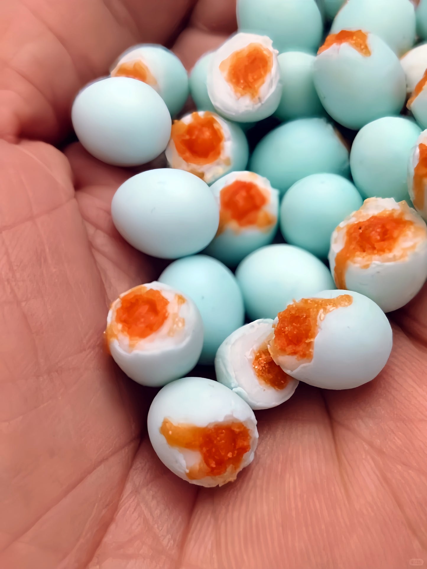7Pcs Miniature Salted Duck Egg Set – Hand-Sculpted 1:6 Scale Chinese Salted Eggs, Whole, Halved and Cracked with Golden Yolk, Realistic Tiny Asian Food for Blythe & Barbie Dioramas, Resin Jewelry & Polymer Clay Food