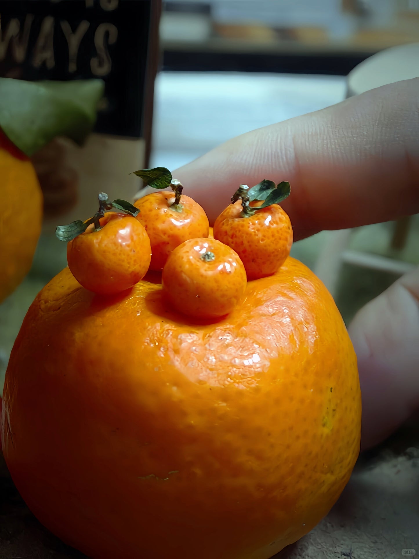 8Pcs Miniature Mandarin Orange Set – Hand-Sculpted 1:6 Scale Dollhouse Tangerines with Leaves, Realistic Tiny Citrus for Blythe & Barbie Dioramas, Lunar New Year Decor, Resin Jewelry & Polymer Clay Food Miniatures