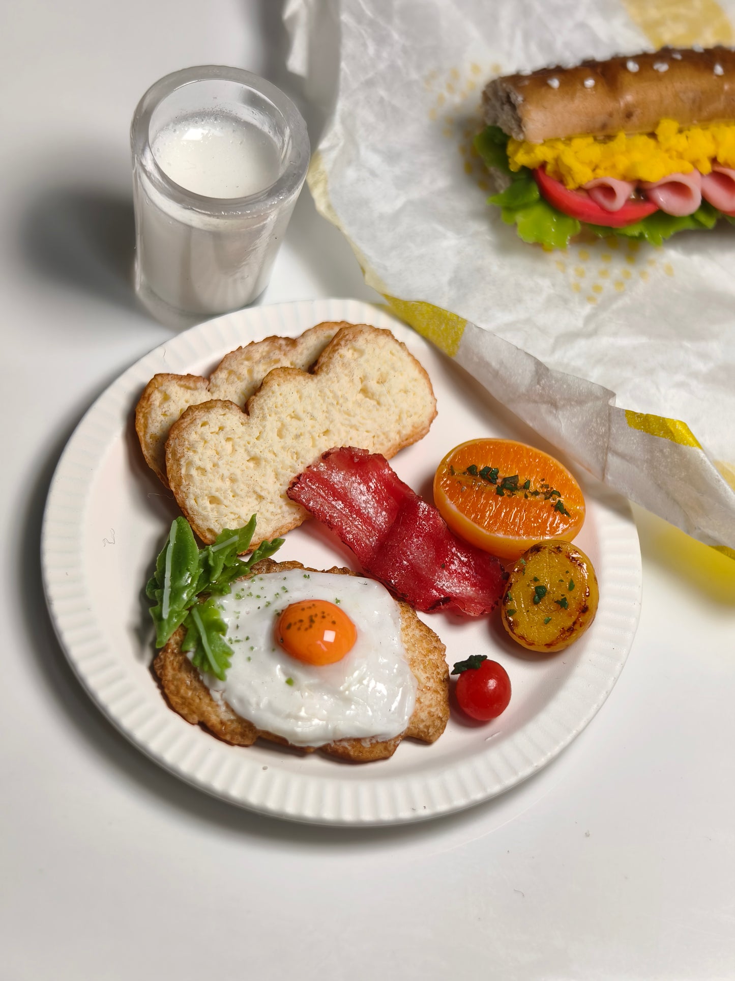 Miniature Breakfast Plate - Hand-Sculpted 1:6 Scale Dollhouse Breakfast Set with Fried Egg, Toast, Bacon & Milk, Realistic Tiny Food for Blythe & Barbie Kitchen Dioramas, Polymer Clay Food
