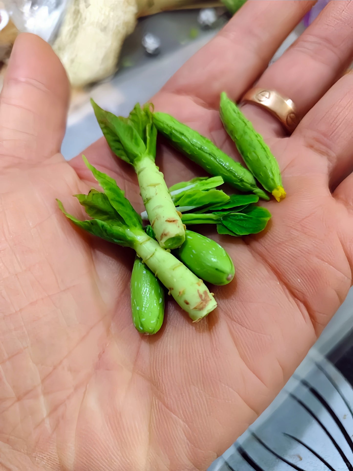 6Pcs Miniature Celtuce Set – Hand-Sculpted 1:6 Scale Chinese Stem Lettuce, Realistic Tiny Asian Vegetable for Blythe & Barbie Dollhouse Kitchens, Wet-Market & Stir-Fry Dioramas, Resin Jewelry & Polymer Clay Food