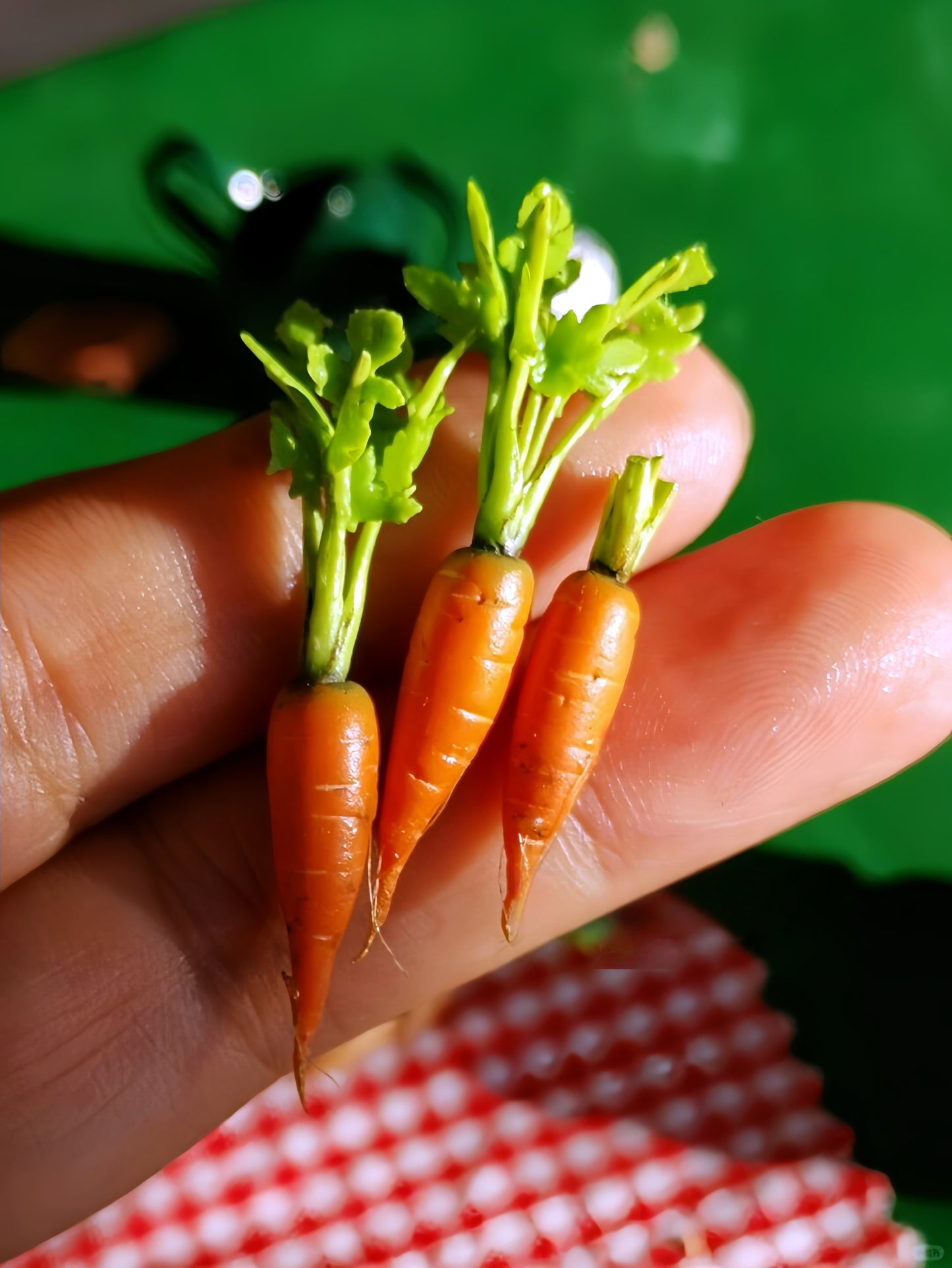 6Pcs Miniature Carrot Set – Hand-Sculpted 1:12 Scale Dollhouse Carrots with Leafy Green Tops, Realistic Garden-Fresh Produce for Dioramas, Fairy Gardens & Polymer Clay Food Miniatures