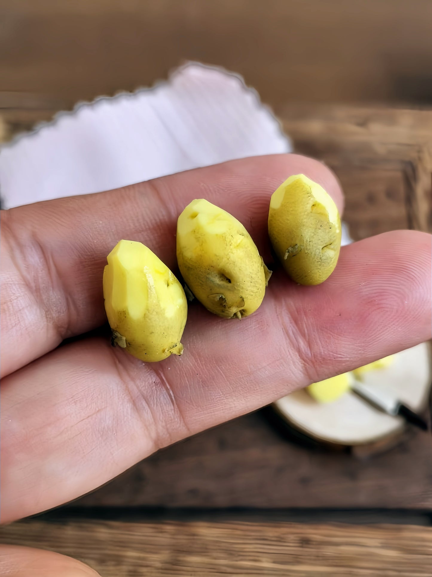 7Pcs Miniature Potato Set – Hand-Sculpted 1:6 Scale Dollhouse Potatoes with Skin-On, Peeled and Cut Pieces, Realistic Tiny Vegetables for Blythe & Barbie Kitchen Dioramas & Polymer Clay Food Miniatures