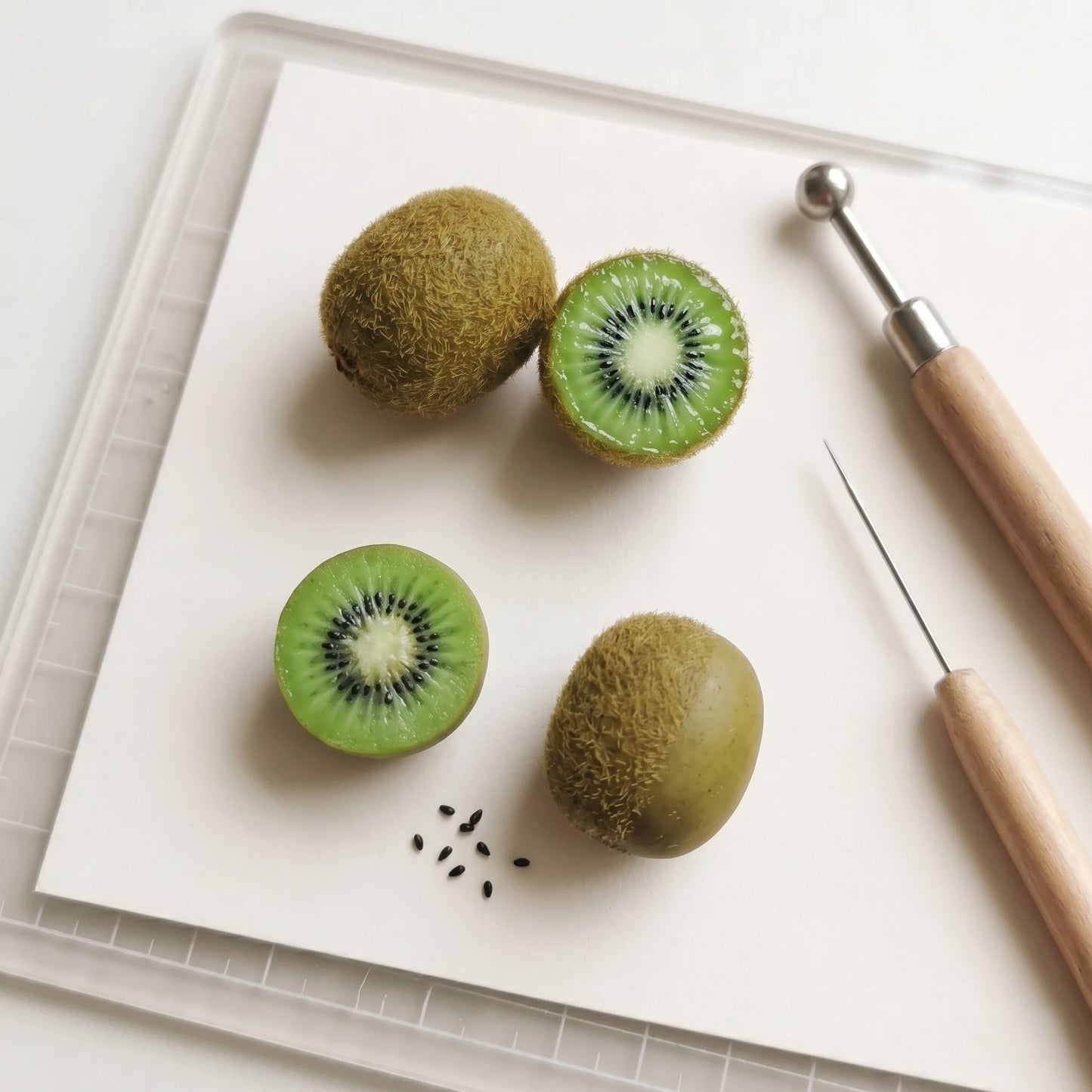 3Pcs Miniature Kiwi Fruit Set – Hand-Sculpted 1:12 Scale Dollhouse Kiwi with Real Fuzzy Skin, Radiating Green Flesh and Hand-Placed Black Seeds, Tiny Realistic Fruit for Dioramas & Polymer Clay Food Miniatures