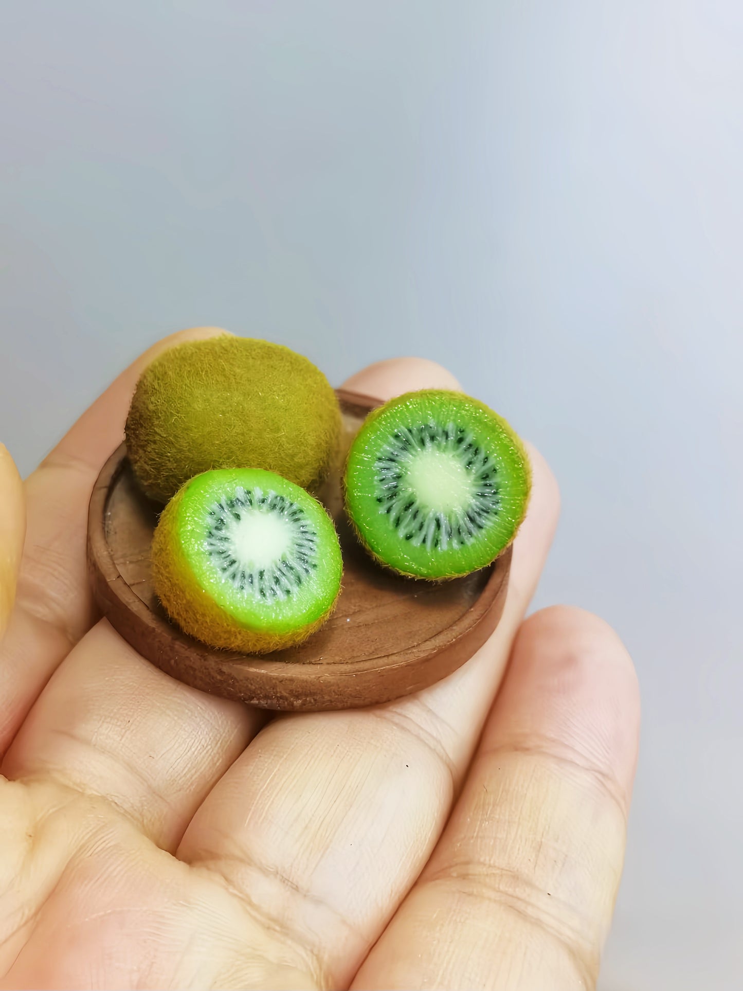 3Pcs Miniature Kiwi Fruit Set – Hand-Sculpted 1:12 Scale Dollhouse Kiwi with Real Fuzzy Skin, Radiating Green Flesh and Hand-Placed Black Seeds, Tiny Realistic Fruit for Dioramas & Polymer Clay Food Miniatures