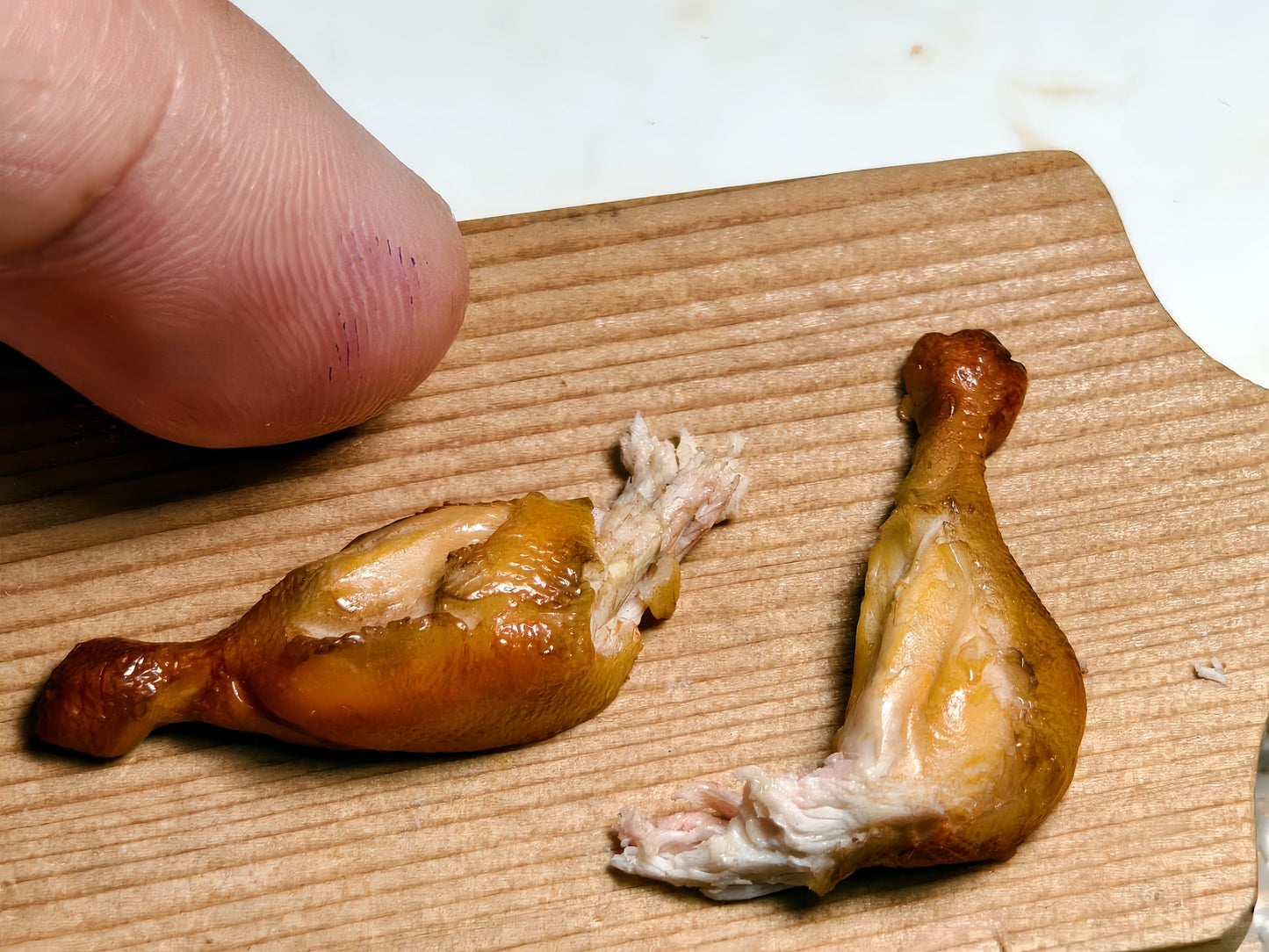 Miniature Roast Chicken Set - Hand-Sculpted 1:6 Scale Dollhouse Whole Roast Chicken with Torn Drumsticks & Plate, Realistic Tiny Food for Blythe & Barbie Dioramas, Polymer Clay Food