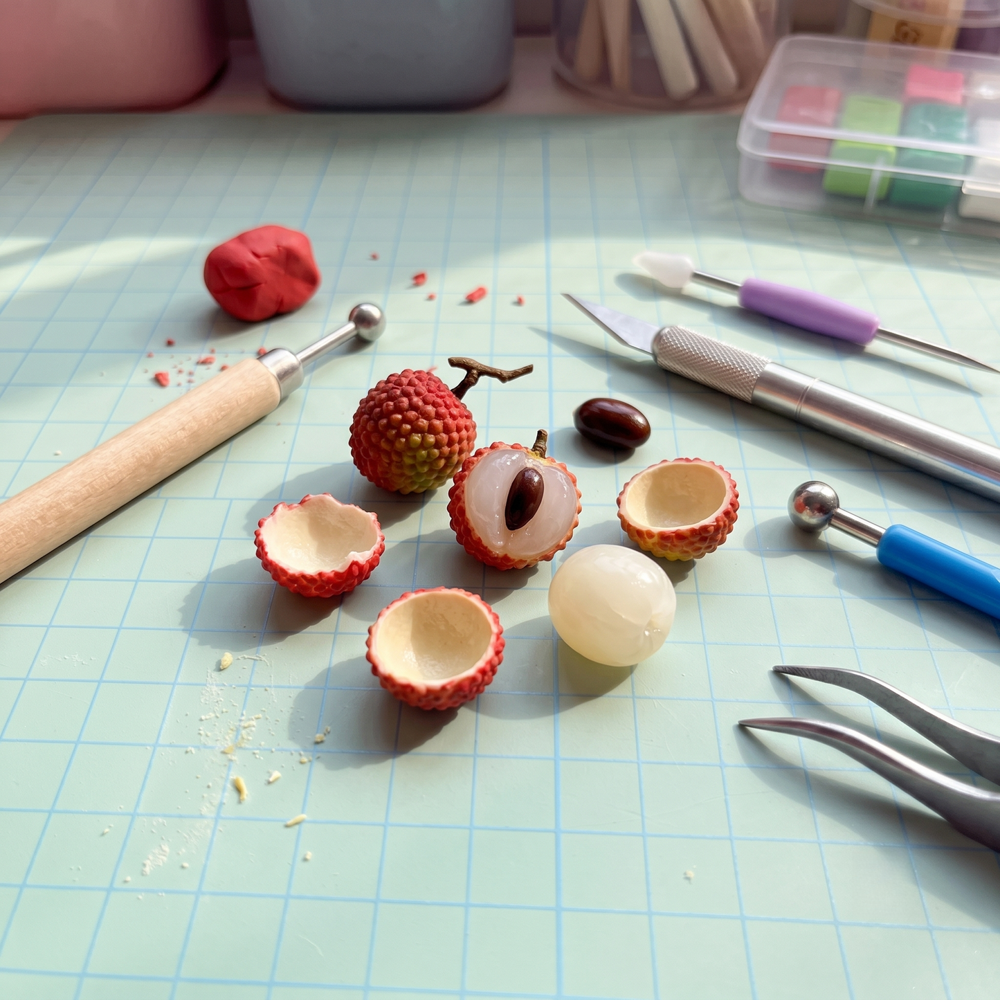 15Pcs Miniature Lychee Set – Hand-Sculpted 1:12 Scale Dollhouse Lychees with Bumpy Red Shell, Translucent White Flesh and Dark Seed, Realistic Tropical Fruit Miniatures for Dioramas & Polymer Clay Art
