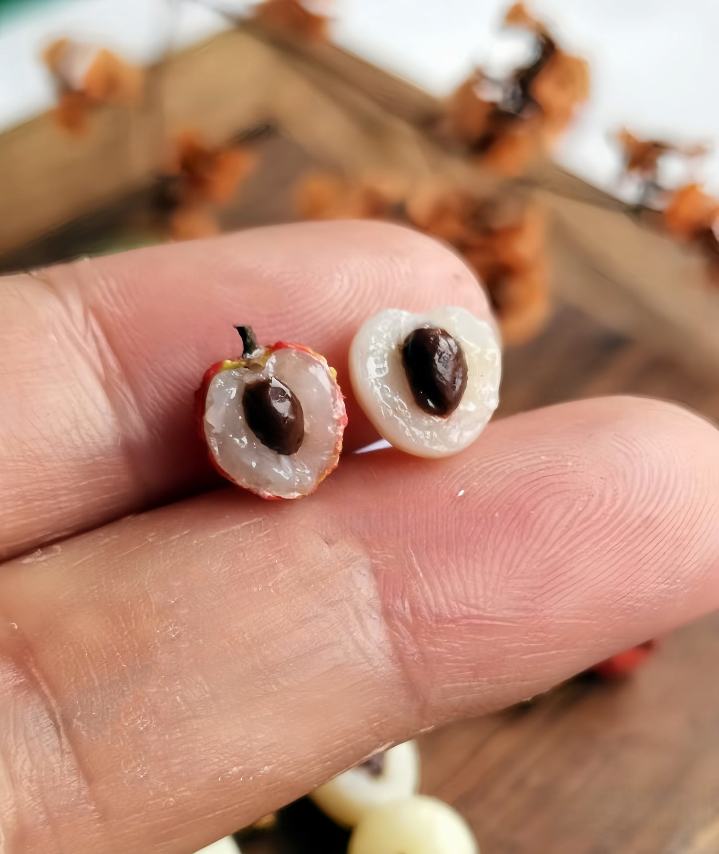 15Pcs Miniature Lychee Set – Hand-Sculpted 1:12 Scale Dollhouse Lychees with Bumpy Red Shell, Translucent White Flesh and Dark Seed, Realistic Tropical Fruit Miniatures for Dioramas & Polymer Clay Art