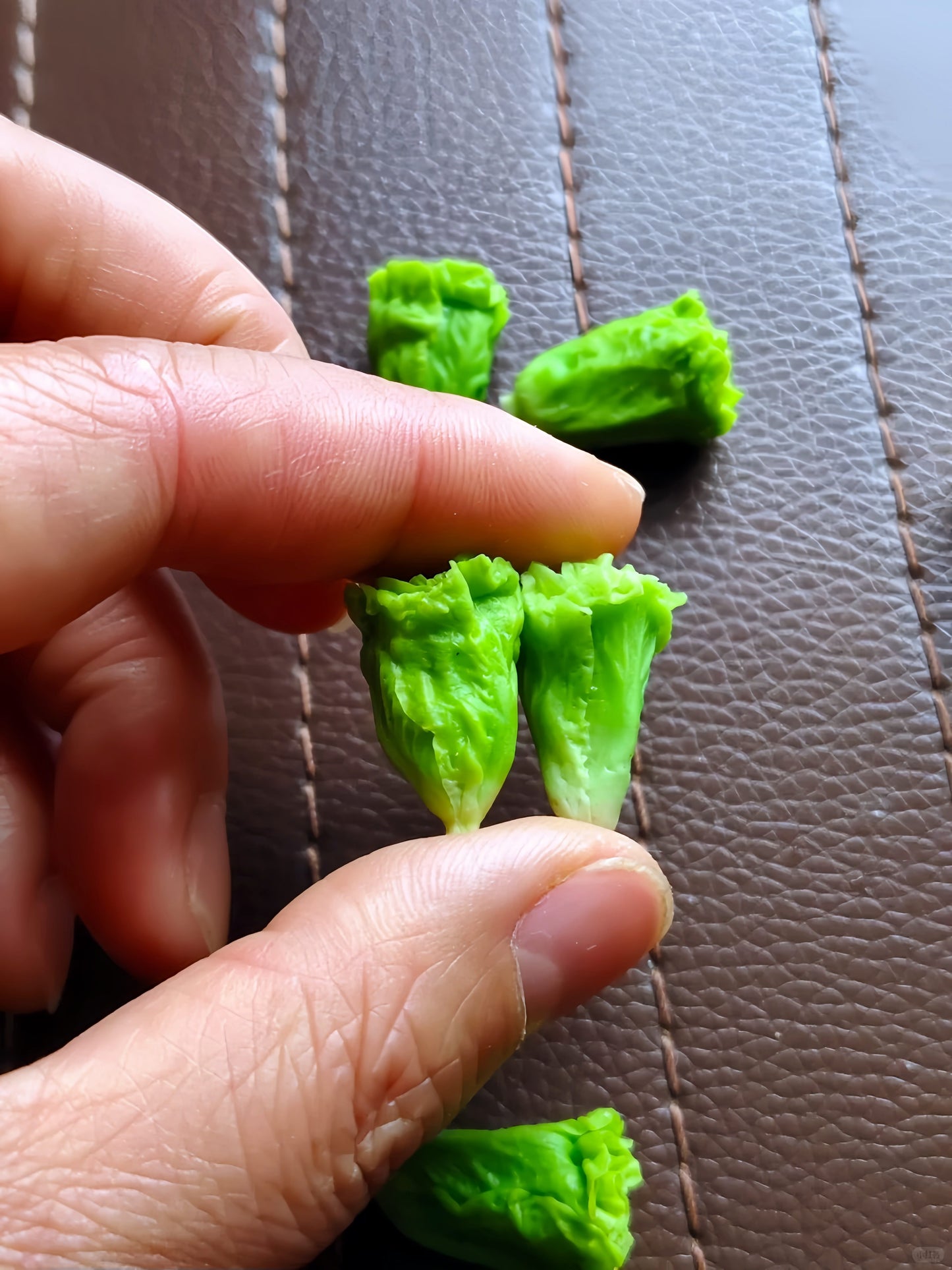 6Pcs Miniature Lettuce Set – Hand-Sculpted 1:6 Scale Baby Romaine Lettuce Heads, Realistic Tiny Green Vegetable for Blythe & Barbie Dollhouse Kitchens, Salad & Burger Dioramas, Resin Jewelry & Polymer Clay Food