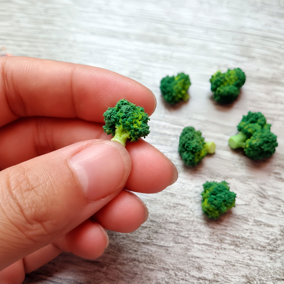4Pcs Miniature Broccoli Set – Hand-Sculpted 1:6 Scale Broccoli Florets, Realistic Tiny Green Vegetable for Blythe & Barbie Dollhouse Kitchens, Dinner Plate & Stir-Fry Dioramas, Resin Jewelry & Polymer Clay Food