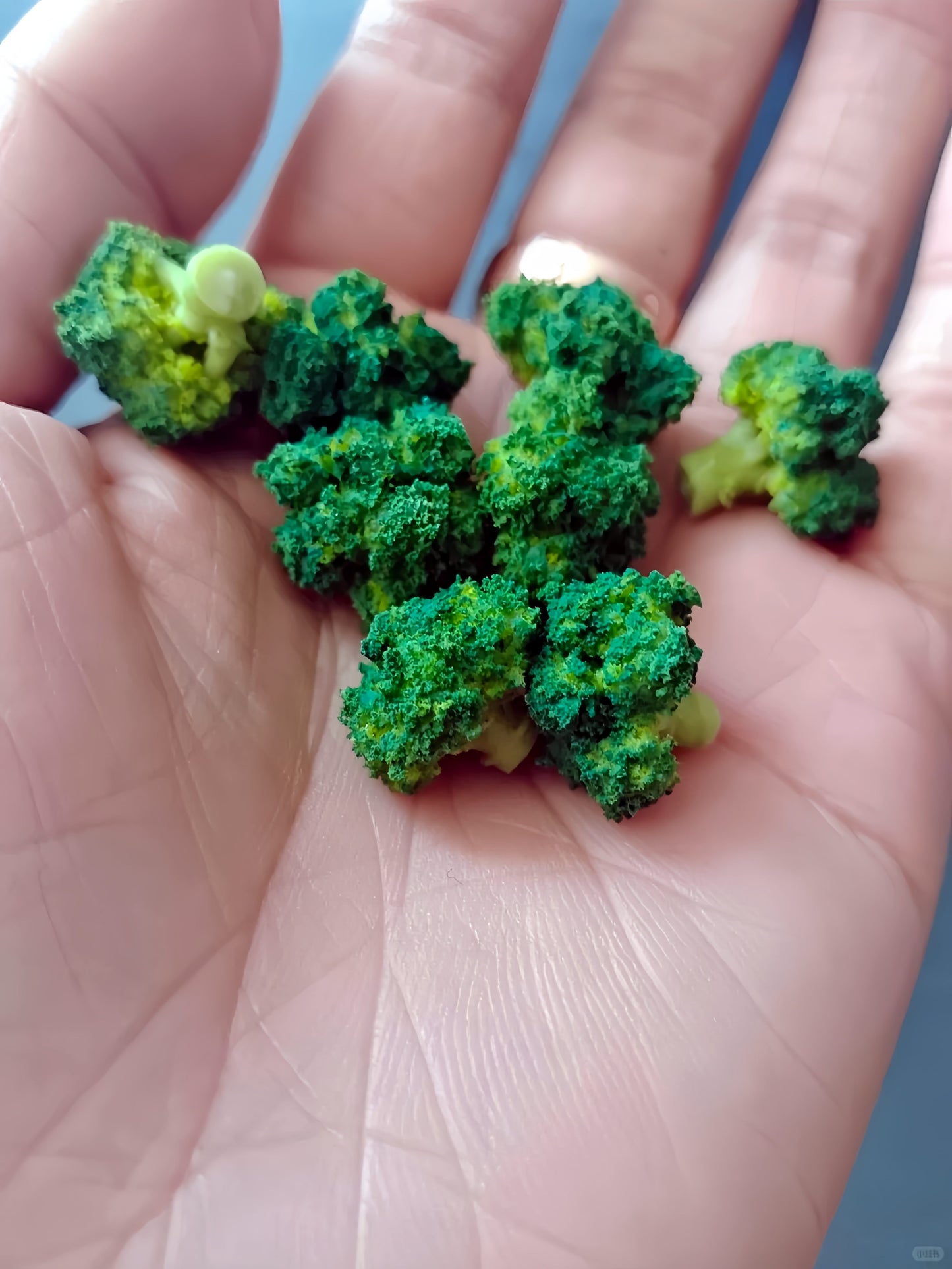 4Pcs Miniature Broccoli Set – Hand-Sculpted 1:6 Scale Broccoli Florets, Realistic Tiny Green Vegetable for Blythe & Barbie Dollhouse Kitchens, Dinner Plate & Stir-Fry Dioramas, Resin Jewelry & Polymer Clay Food