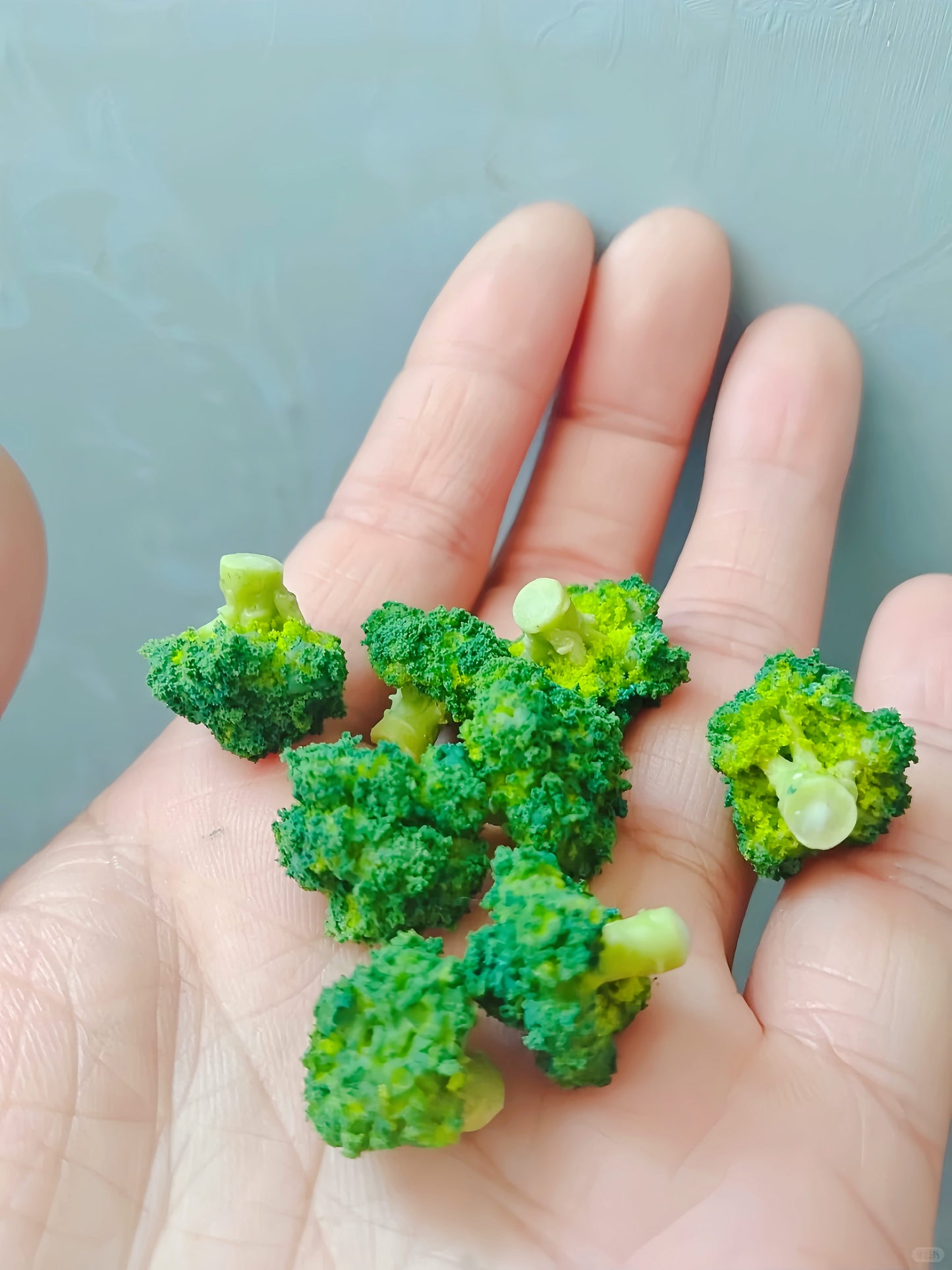 4Pcs Miniature Broccoli Set – Hand-Sculpted 1:6 Scale Broccoli Florets, Realistic Tiny Green Vegetable for Blythe & Barbie Dollhouse Kitchens, Dinner Plate & Stir-Fry Dioramas, Resin Jewelry & Polymer Clay Food