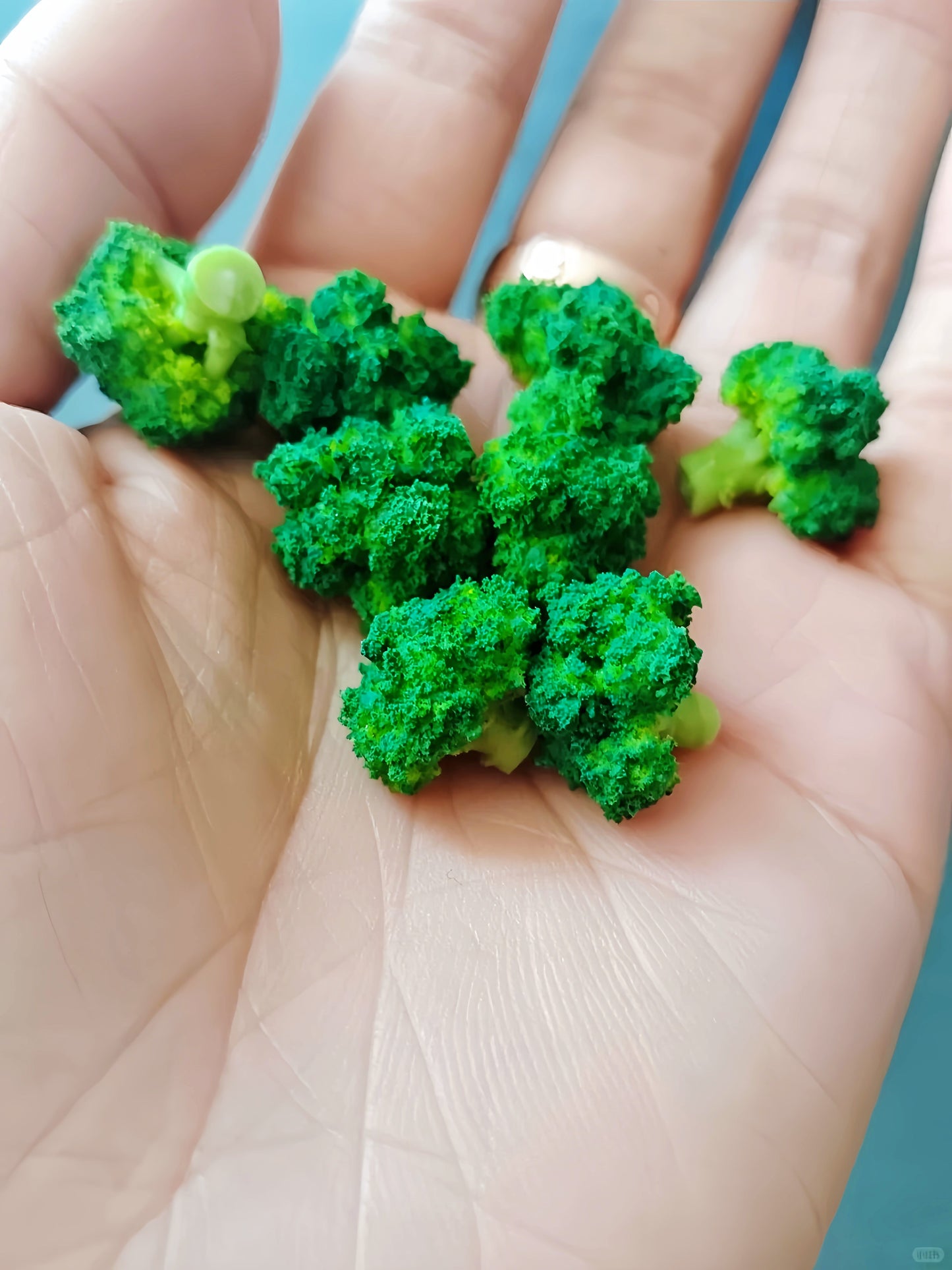 4Pcs Miniature Broccoli Set – Hand-Sculpted 1:6 Scale Broccoli Florets, Realistic Tiny Green Vegetable for Blythe & Barbie Dollhouse Kitchens, Dinner Plate & Stir-Fry Dioramas, Resin Jewelry & Polymer Clay Food