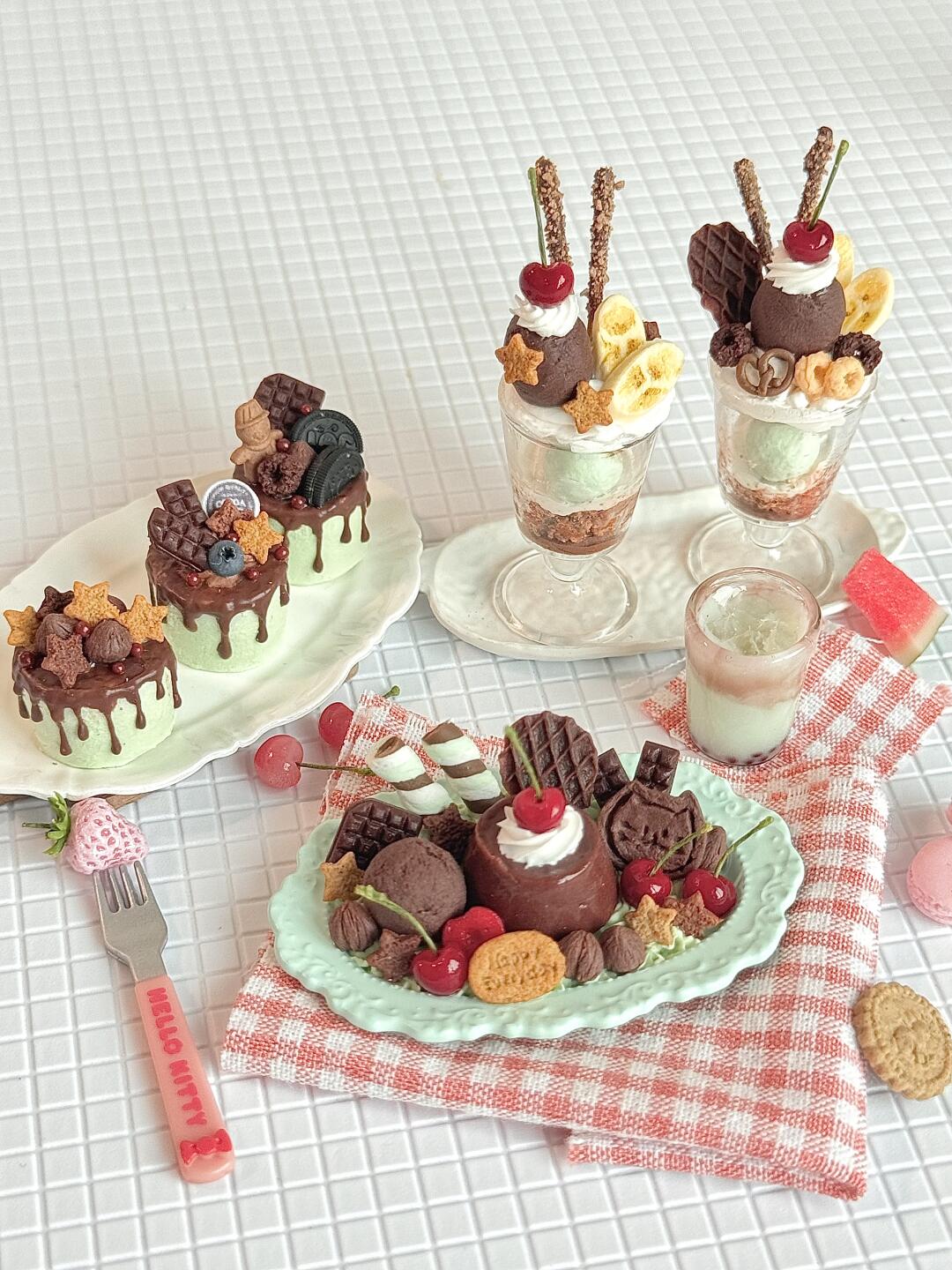 1:6 Scale Miniature Chocolate Mint Café Collection – 7 Styles Dollhouse Drip Cake, Chocolate Parfait, Cat Cookie Platter & Mint Latte, Handmade Polymer Clay Kawaii Food for Blythe BJD Diorama