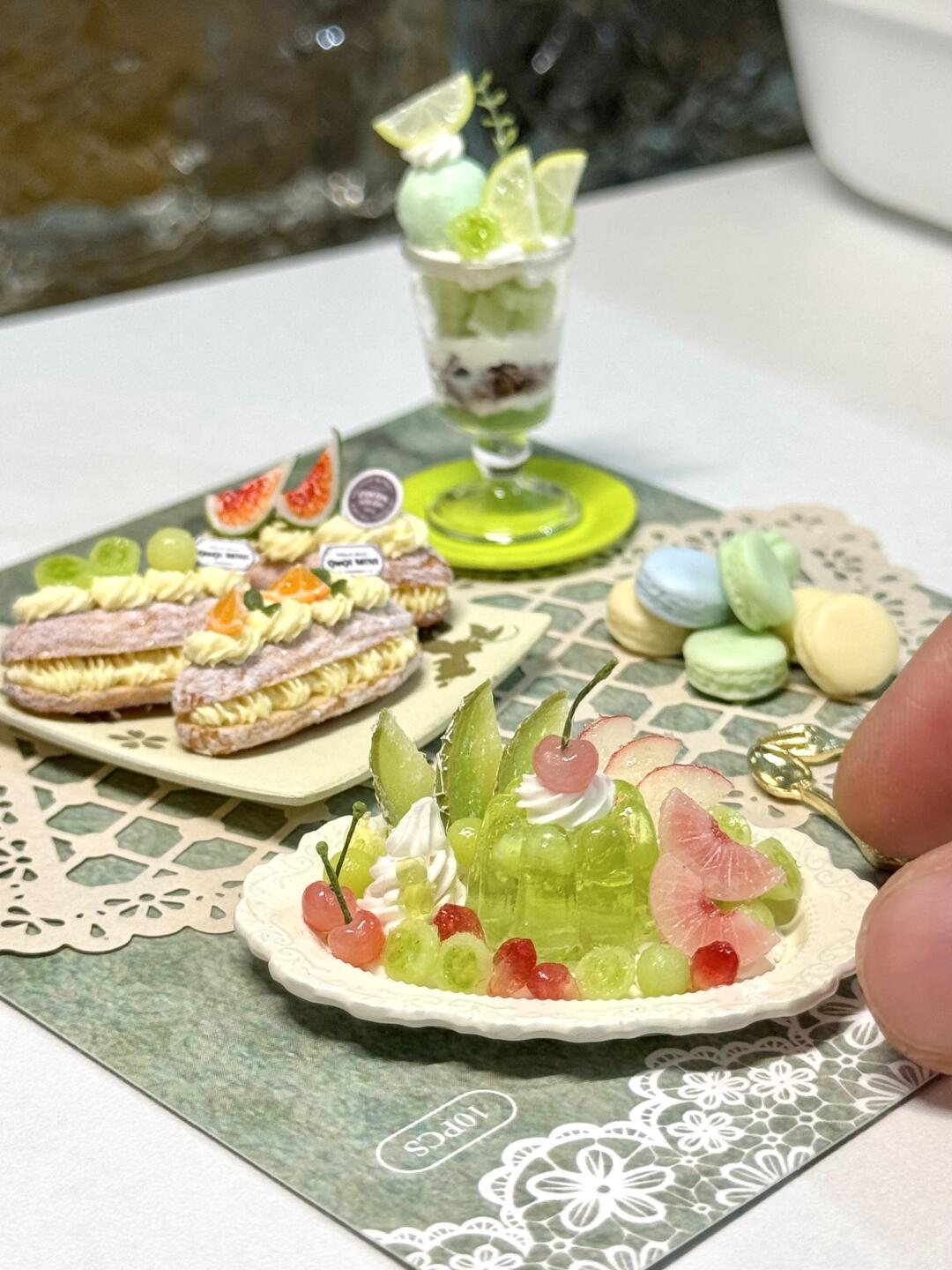 1:6 Scale Miniature Green Grape Jelly Café Set – Dollhouse Lime Parfait, Fig Cream Puff, Pastel Macarons & Grape Jelly Platter, Handmade Polymer Clay Bakery Food for Blythe BJD Diorama