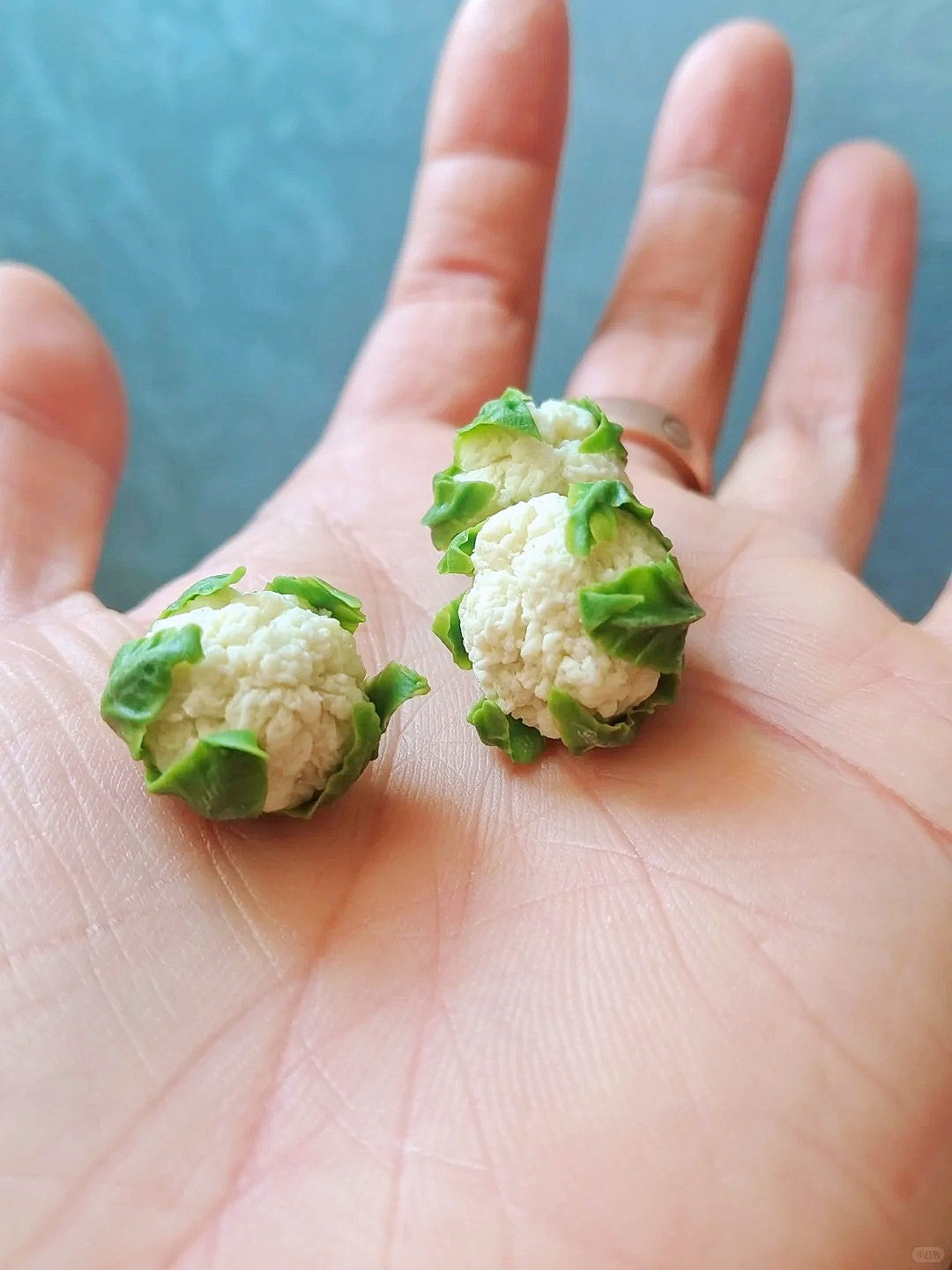 4Pcs Miniature Cauliflower Set – Hand-Sculpted 1:6 Scale Dollhouse Cauliflower with Textured Florets and Green Leaves, Realistic Tiny Vegetable for Blythe & Barbie Kitchen Dioramas, Resin Jewelry & Polymer Clay Food Miniatures