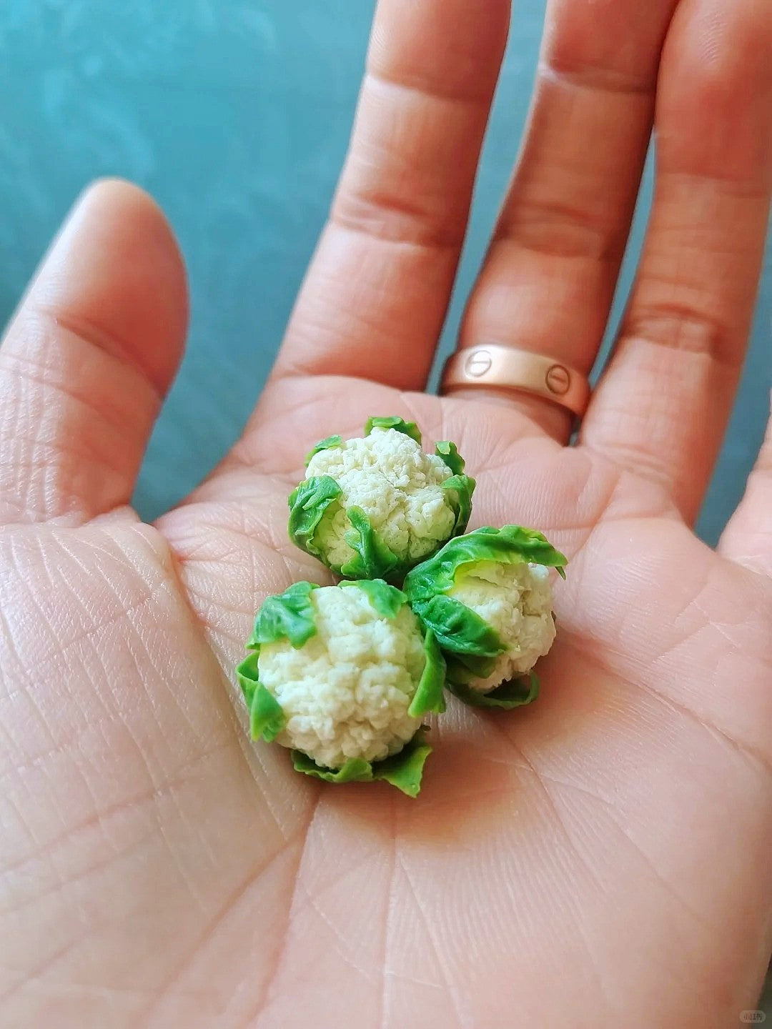 4Pcs Miniature Cauliflower Set – Hand-Sculpted 1:6 Scale Dollhouse Cauliflower with Textured Florets and Green Leaves, Realistic Tiny Vegetable for Blythe & Barbie Kitchen Dioramas, Resin Jewelry & Polymer Clay Food Miniatures