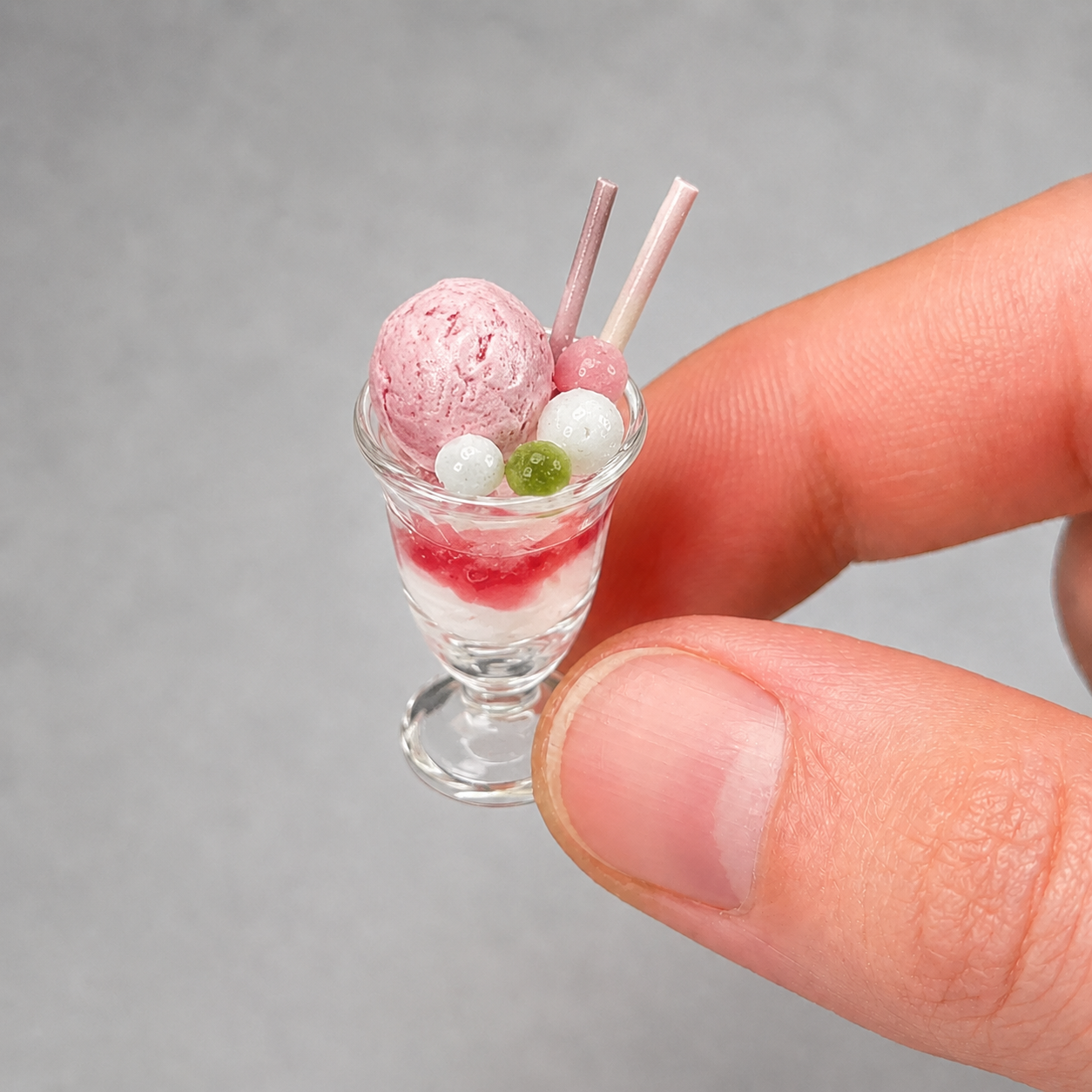 1:6 Scale Miniature Peach & Strawberry Café Collection – 4 Styles Dollhouse Caramel Pudding Platter, Strawberry Parfait, Layered Fruit Cup & Pink Ice Cream Soda, Handmade Polymer Clay Kawaii Food for Blythe BJD Diorama