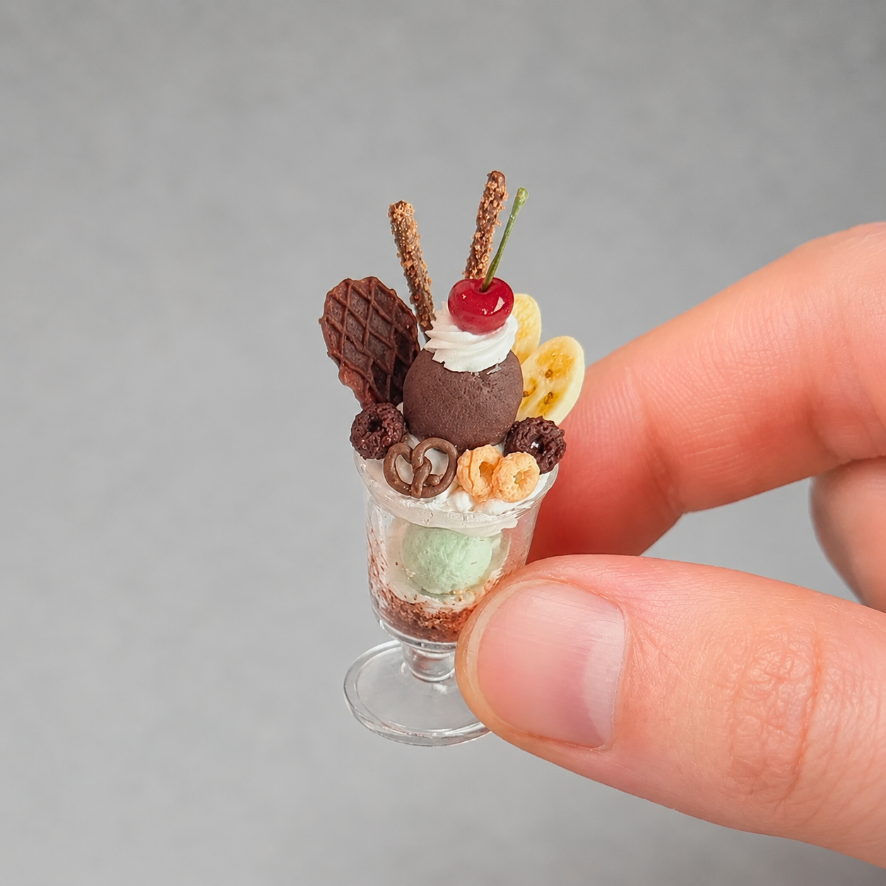 1:6 Scale Miniature Chocolate Mint Café Collection – 7 Styles Dollhouse Drip Cake, Chocolate Parfait, Cat Cookie Platter & Mint Latte, Handmade Polymer Clay Kawaii Food for Blythe BJD Diorama