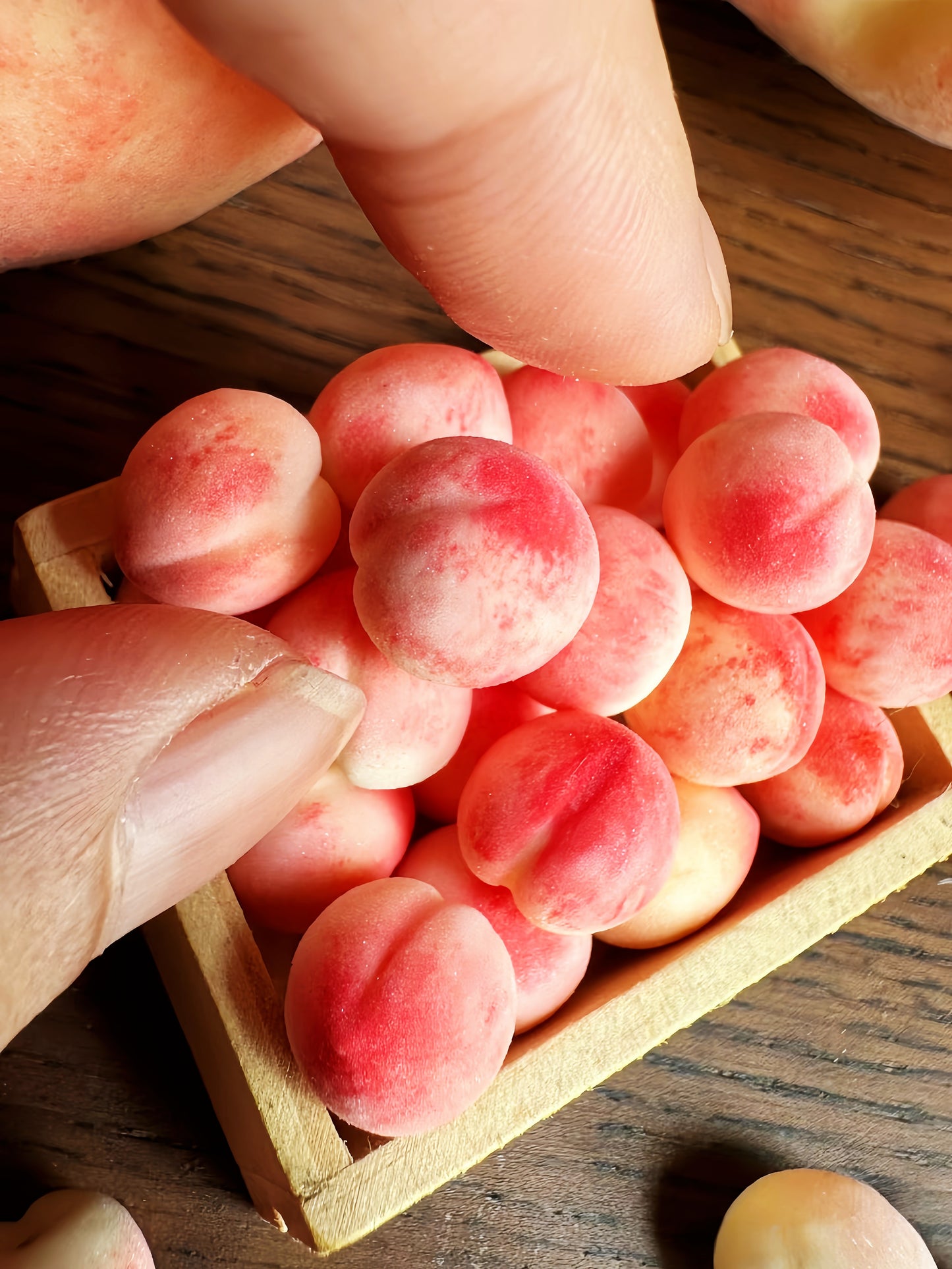 6Pcs Miniature White Peach Set – Hand-Sculpted 1:12 Scale Dollhouse Peaches with Fuzzy Skin, Halved Cross-Section, Pit and Slice, Realistic Tiny Fruit for Dioramas, Resin Jewelry & Polymer Clay Food Miniatures