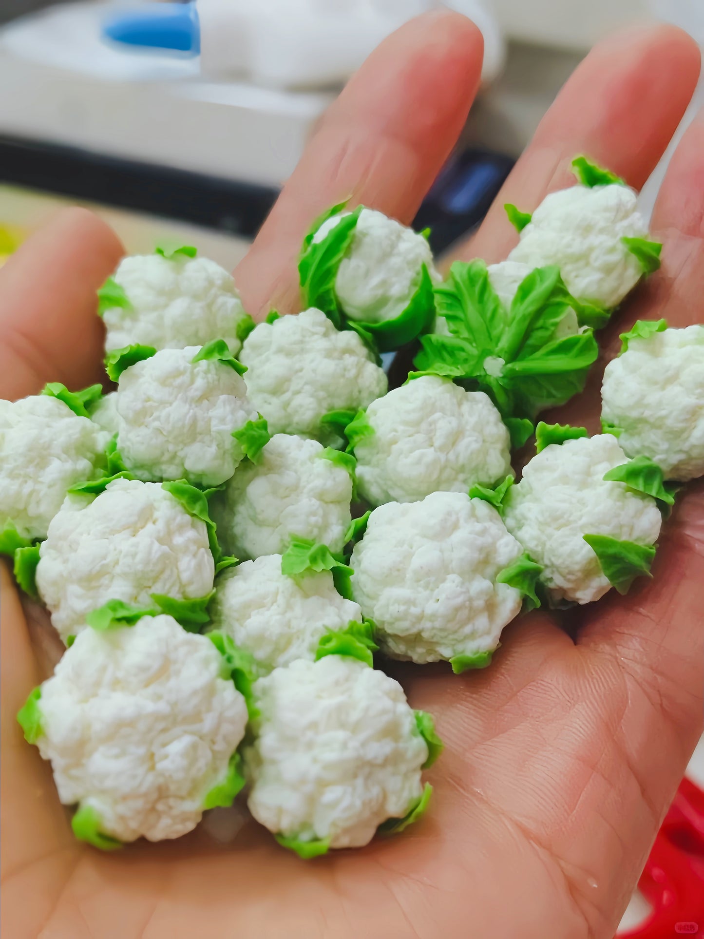 4Pcs Miniature Cauliflower Set – Hand-Sculpted 1:6 Scale Dollhouse Cauliflower with Textured Florets and Green Leaves, Realistic Tiny Vegetable for Blythe & Barbie Kitchen Dioramas, Resin Jewelry & Polymer Clay Food Miniatures