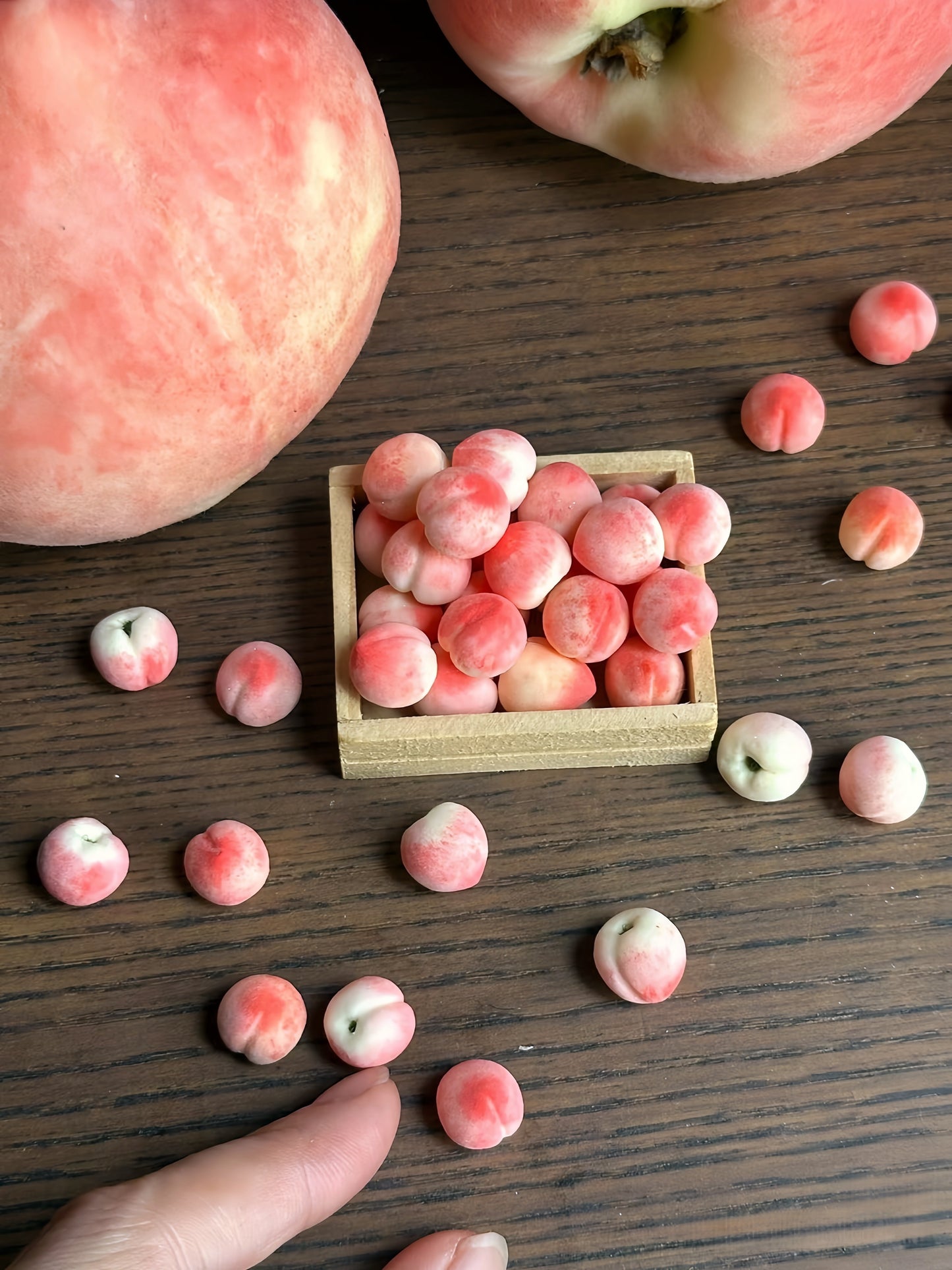 6Pcs Miniature White Peach Set – Hand-Sculpted 1:12 Scale Dollhouse Peaches with Fuzzy Skin, Halved Cross-Section, Pit and Slice, Realistic Tiny Fruit for Dioramas, Resin Jewelry & Polymer Clay Food Miniatures