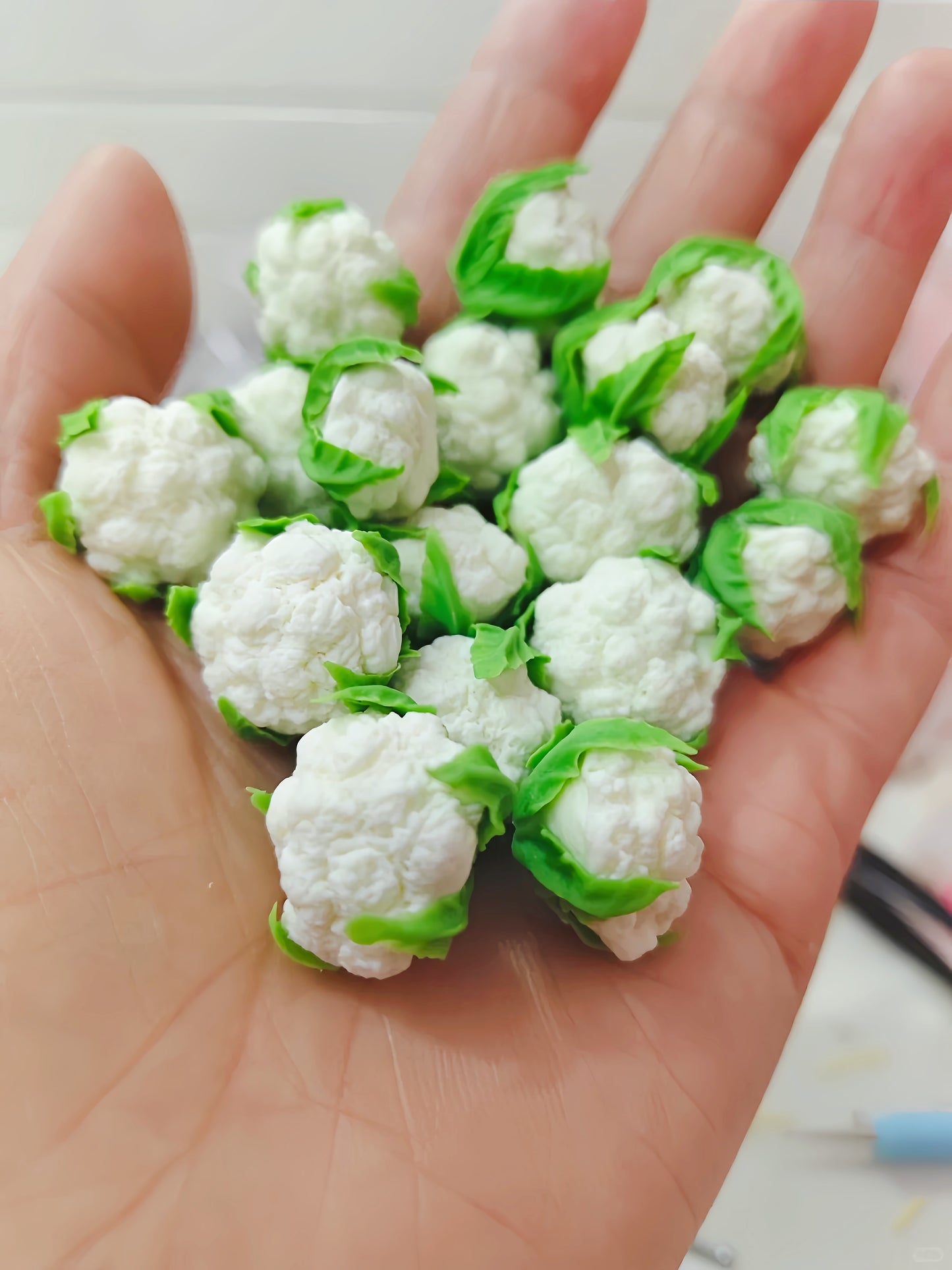 4Pcs Miniature Cauliflower Set – Hand-Sculpted 1:6 Scale Dollhouse Cauliflower with Textured Florets and Green Leaves, Realistic Tiny Vegetable for Blythe & Barbie Kitchen Dioramas, Resin Jewelry & Polymer Clay Food Miniatures