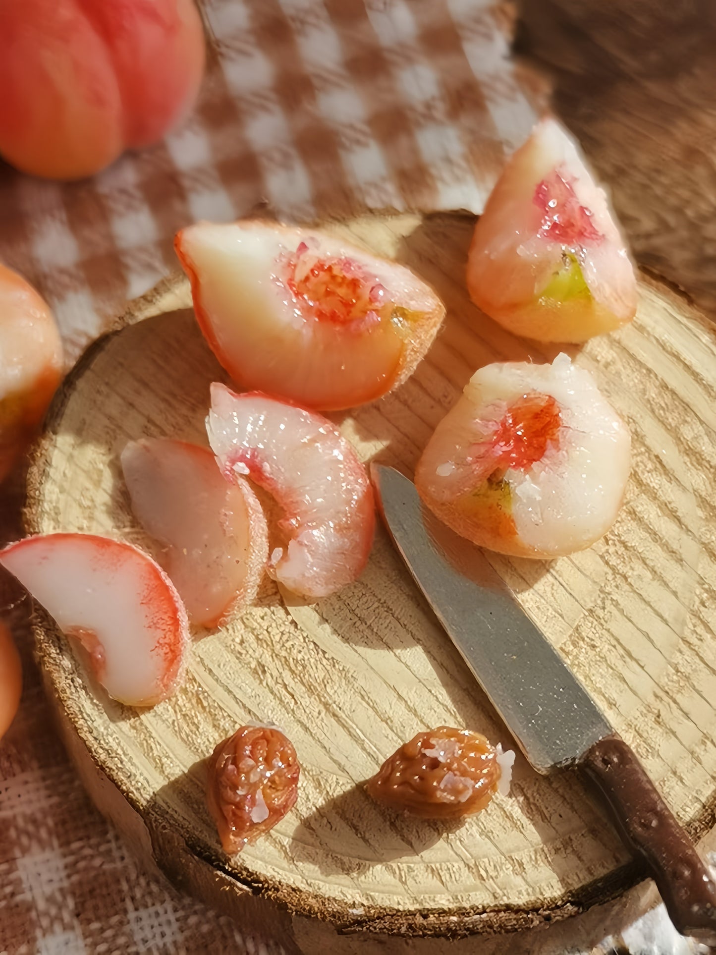 6Pcs Miniature White Peach Set – Hand-Sculpted 1:12 Scale Dollhouse Peaches with Fuzzy Skin, Halved Cross-Section, Pit and Slice, Realistic Tiny Fruit for Dioramas, Resin Jewelry & Polymer Clay Food Miniatures