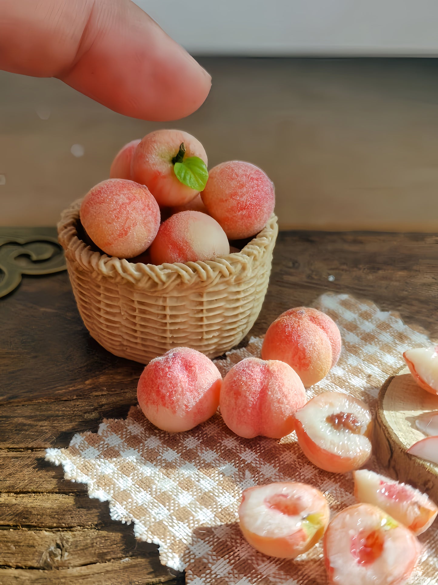 6Pcs Miniature White Peach Set – Hand-Sculpted 1:12 Scale Dollhouse Peaches with Fuzzy Skin, Halved Cross-Section, Pit and Slice, Realistic Tiny Fruit for Dioramas, Resin Jewelry & Polymer Clay Food Miniatures