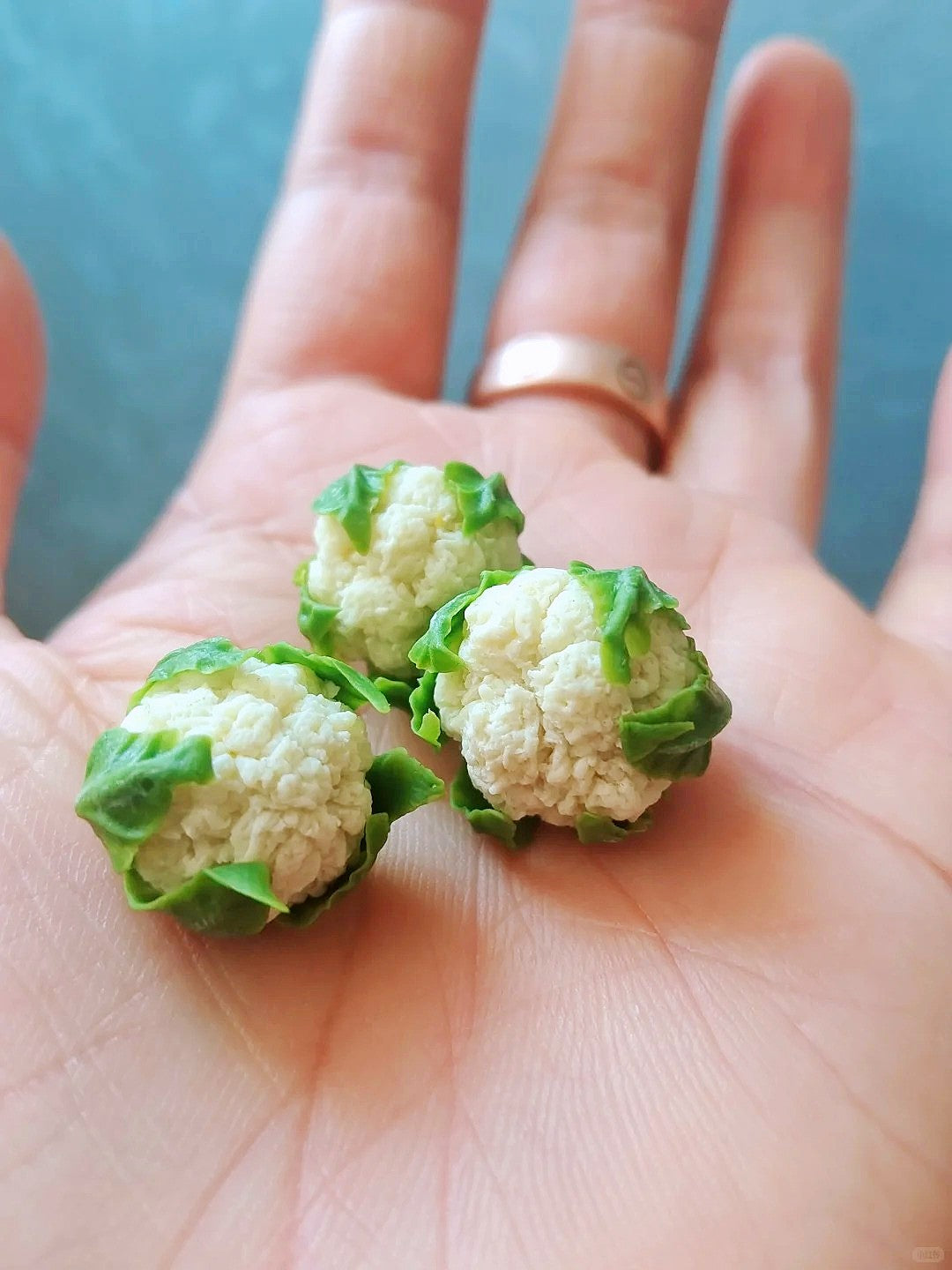 4Pcs Miniature Cauliflower Set – Hand-Sculpted 1:6 Scale Dollhouse Cauliflower with Textured Florets and Green Leaves, Realistic Tiny Vegetable for Blythe & Barbie Kitchen Dioramas, Resin Jewelry & Polymer Clay Food Miniatures