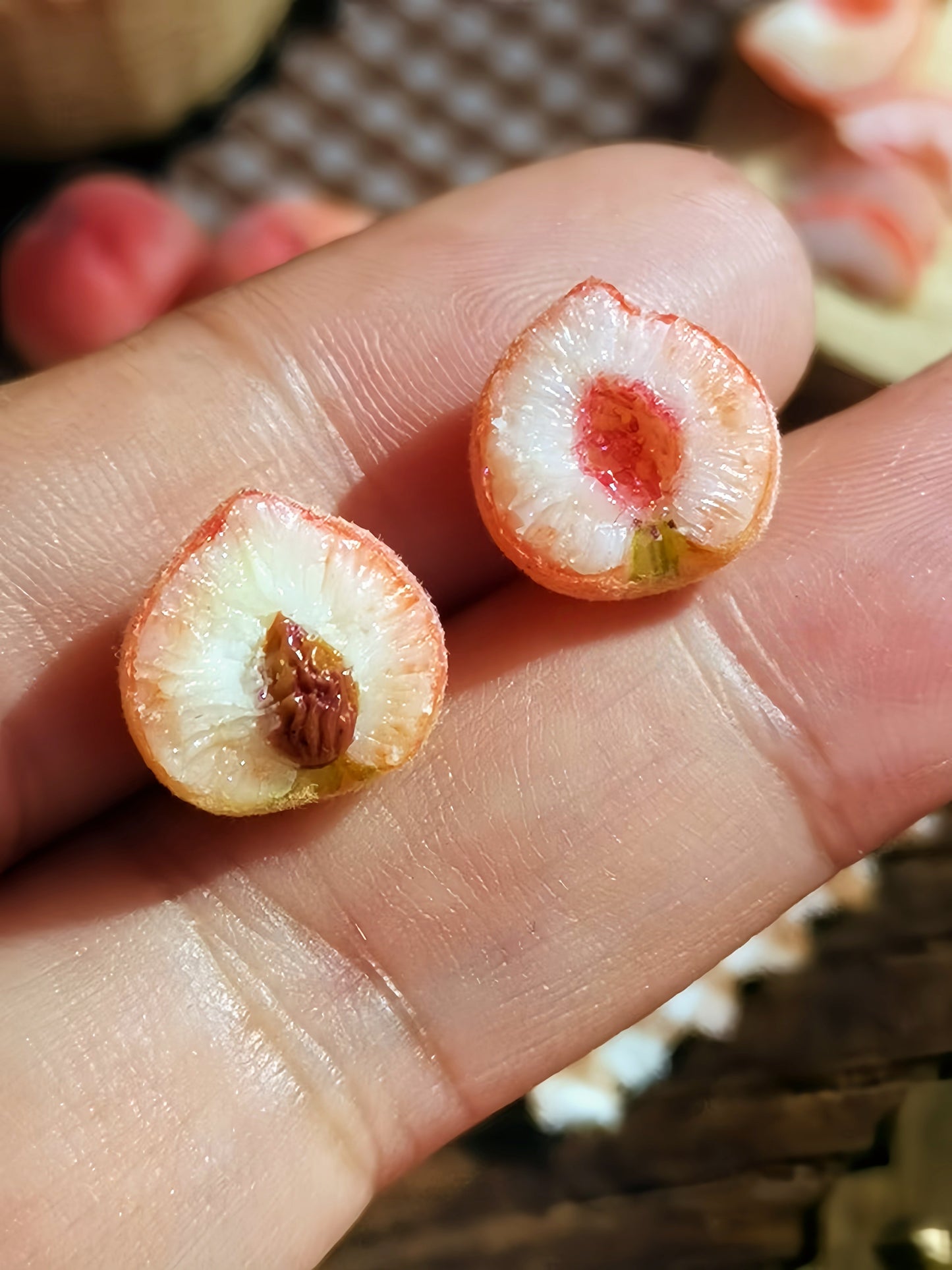 6Pcs Miniature White Peach Set – Hand-Sculpted 1:12 Scale Dollhouse Peaches with Fuzzy Skin, Halved Cross-Section, Pit and Slice, Realistic Tiny Fruit for Dioramas, Resin Jewelry & Polymer Clay Food Miniatures