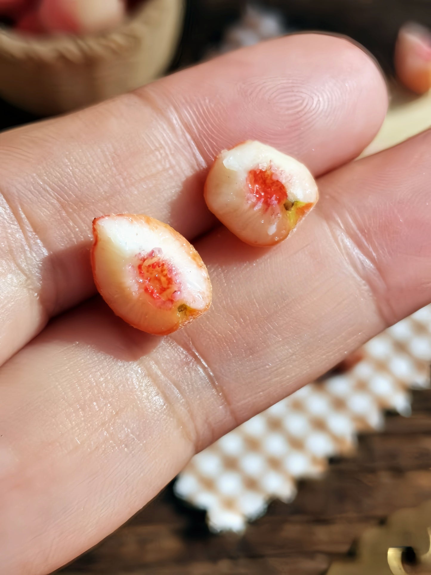 6Pcs Miniature White Peach Set – Hand-Sculpted 1:12 Scale Dollhouse Peaches with Fuzzy Skin, Halved Cross-Section, Pit and Slice, Realistic Tiny Fruit for Dioramas, Resin Jewelry & Polymer Clay Food Miniatures