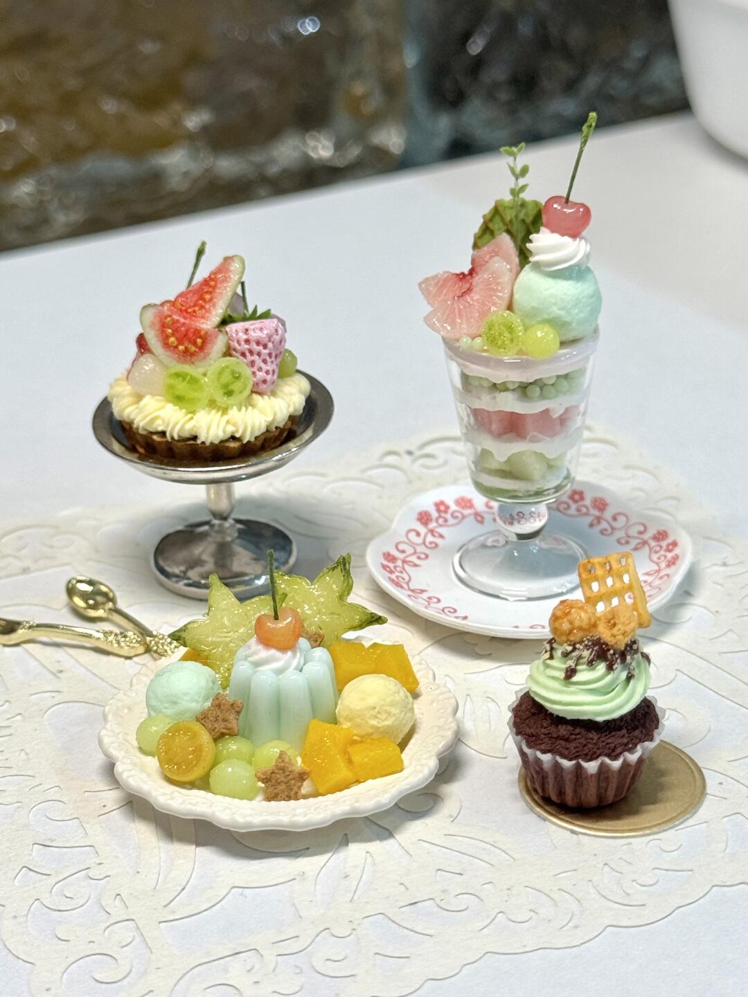 1:6 Scale Miniature Mint & Tropical Fruit Dessert Set – Dollhouse Fig Tart, Grape Parfait, Mint Jelly Plate & Chocolate Mint Cupcake, Handmade Polymer Clay Café Food for Blythe BJD Diorama