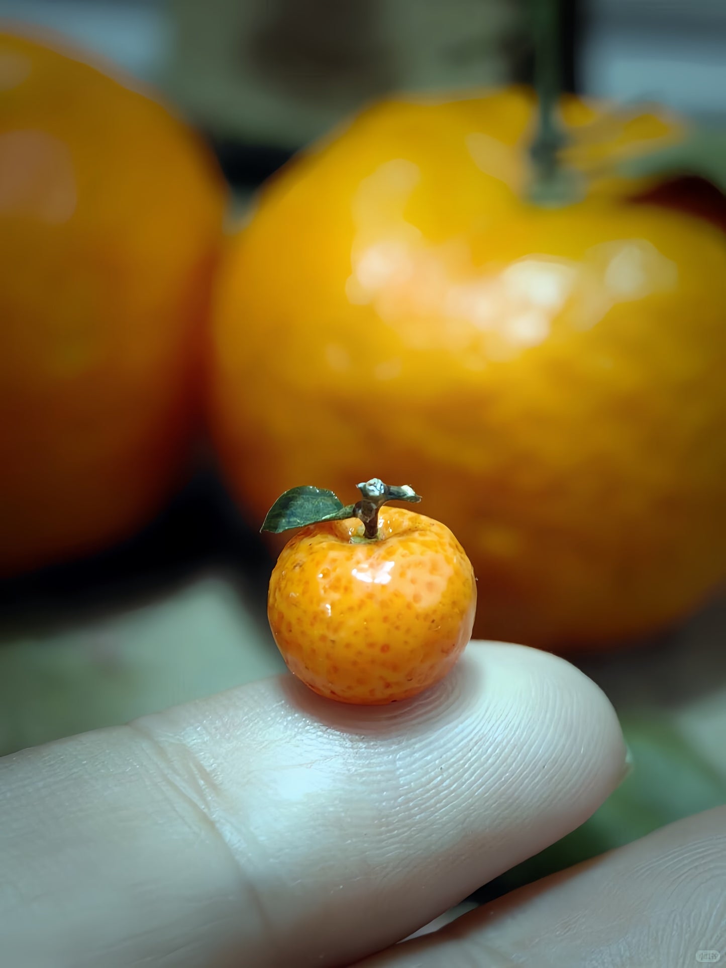 8Pcs Miniature Mandarin Orange Set – Hand-Sculpted 1:6 Scale Dollhouse Tangerines with Leaves, Realistic Tiny Citrus for Blythe & Barbie Dioramas, Lunar New Year Decor, Resin Jewelry & Polymer Clay Food Miniatures