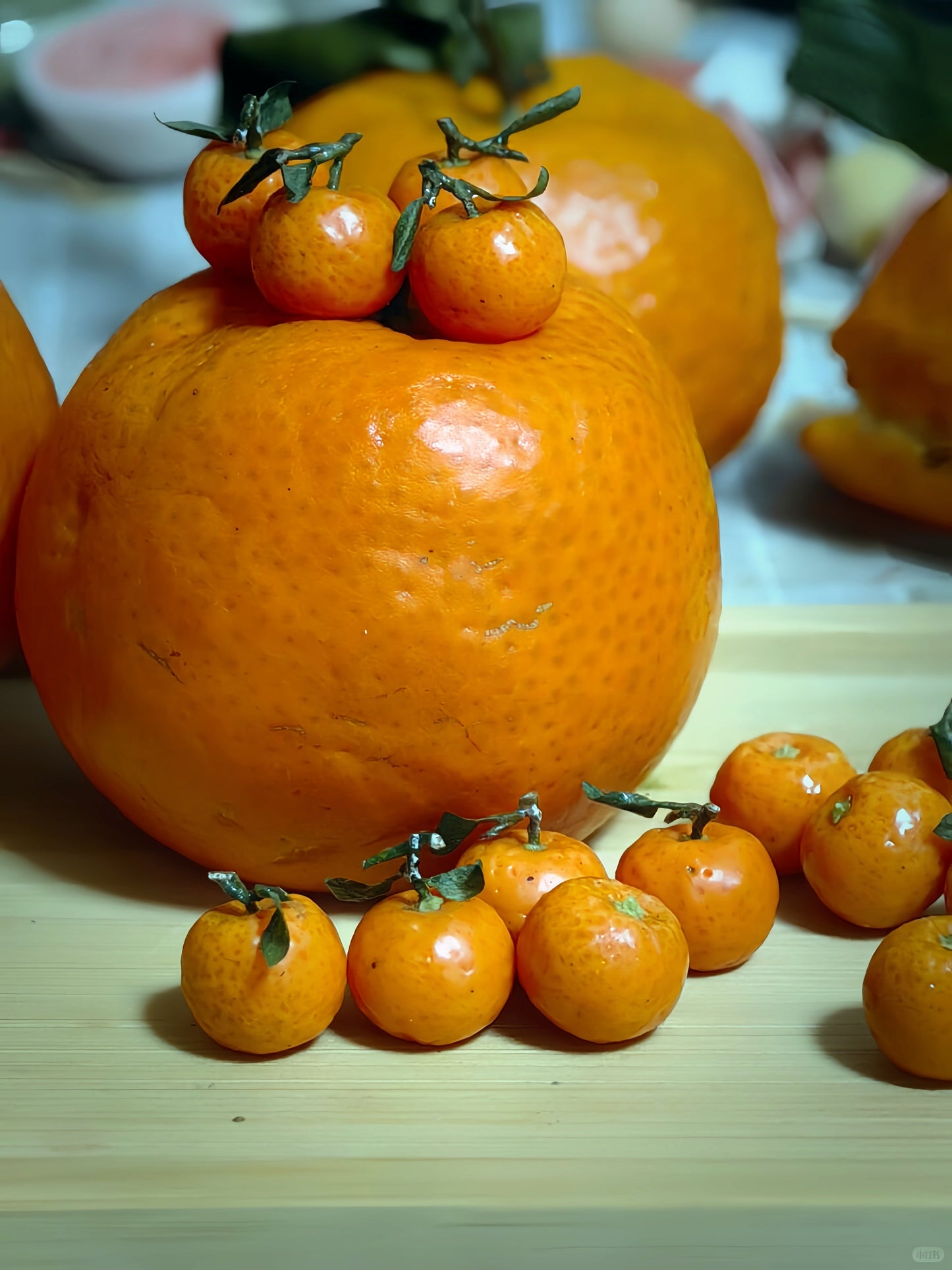 8Pcs Miniature Mandarin Orange Set – Hand-Sculpted 1:6 Scale Dollhouse Tangerines with Leaves, Realistic Tiny Citrus for Blythe & Barbie Dioramas, Lunar New Year Decor, Resin Jewelry & Polymer Clay Food Miniatures
