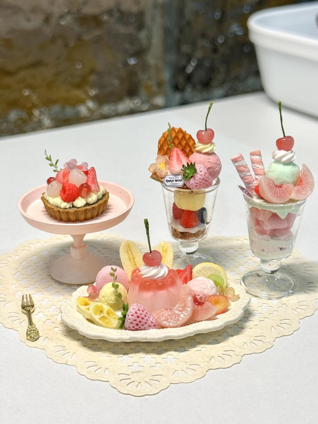 1:6 Scale Miniature Pink Dessert Set – Dollhouse Fruit Tart, Strawberry Parfait & Fruit Plate, Handmade Polymer Clay Kawaii Bakery Food for Blythe BJD Diorama