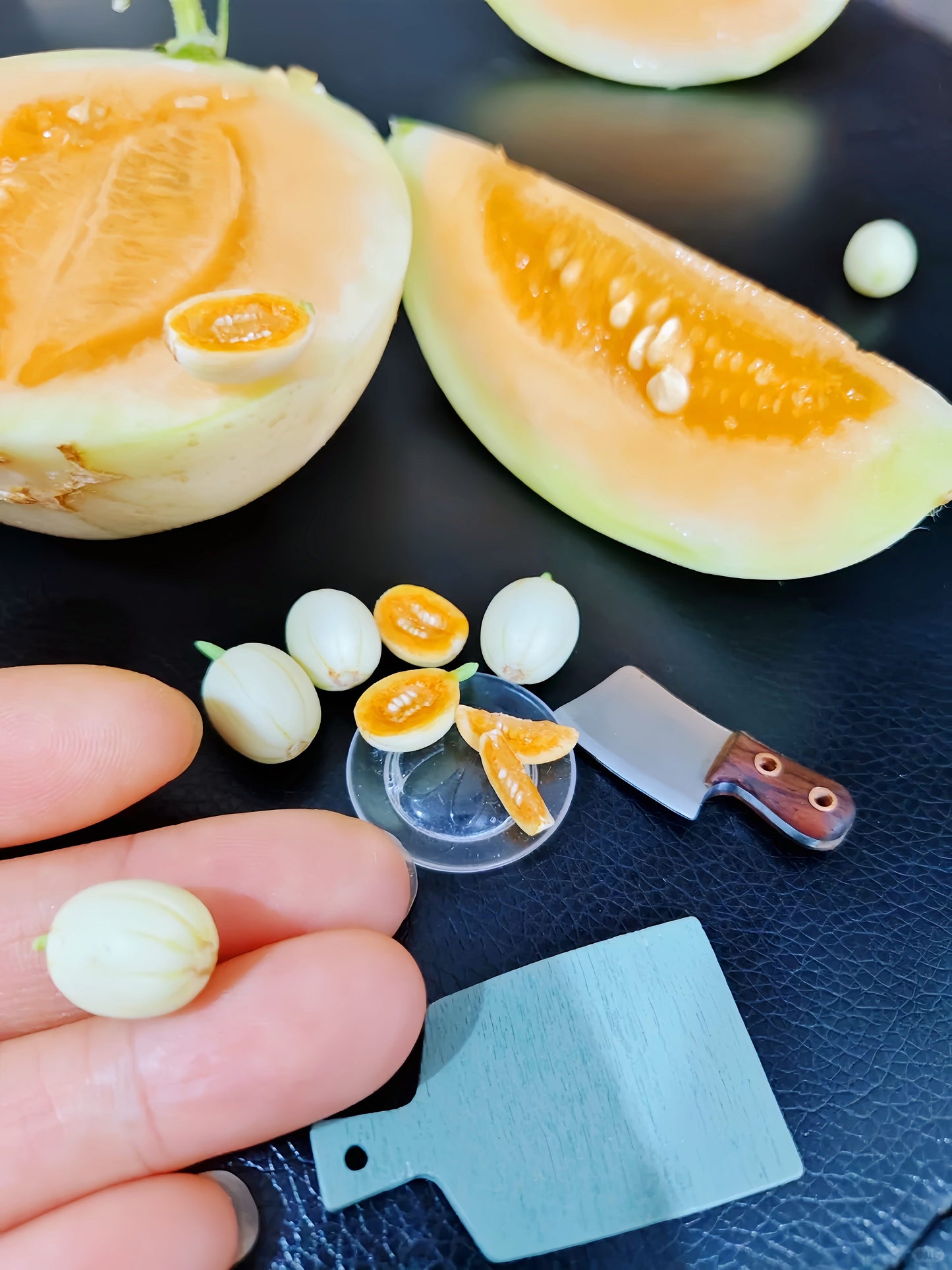 6Pcs Miniature Melon Set – Hand-Sculpted 1:6 Scale Cantaloupe, Whole, Halved and Wedged with Cross-Section Seeds, Realistic Tiny Orange-Flesh Fruit for Blythe & Barbie Dioramas, Resin Jewelry & Polymer Clay Food
