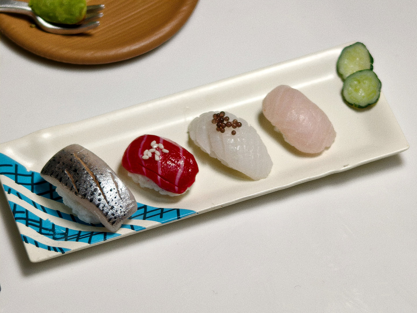 1:6 Scale Miniature Sushi Set – Dollhouse Nigiri 4-Piece Platter with Cucumber, Mini Food for Blythe BJD Dolls & Dioramas