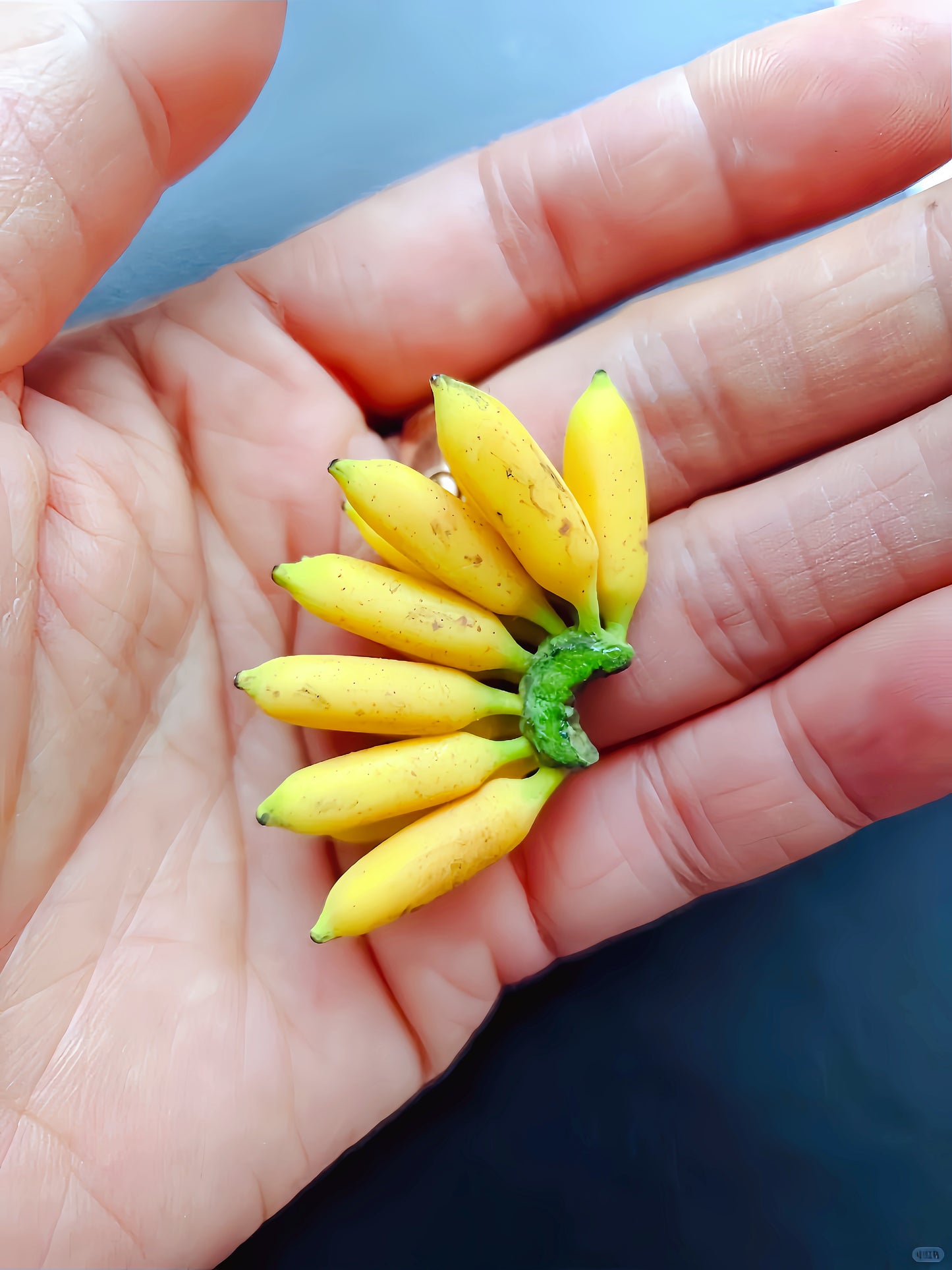 3Pcs Miniature Banana Bunch - Hand-Sculpted 1:6 Scale Ripe Lady Finger Bananas with Green Stem & Sugar Spots, Realistic Dollhouse Fruit for Blythe & Barbie Dioramas, Polymer Clay Food