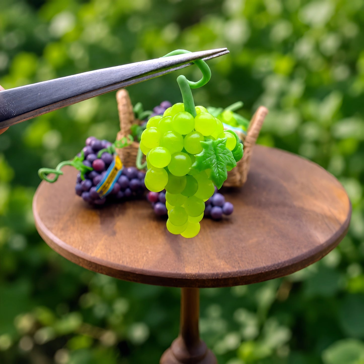Miniature Grapes - Hand-Sculpted 1:6 Scale Grape Clusters with Vine Tendrils, Leaves & Fruit-Shop Wrap, Purple & Shine Muscat Green, Realistic Dollhouse Fruit for Blythe & Barbie Dioramas, Polymer Clay Food
