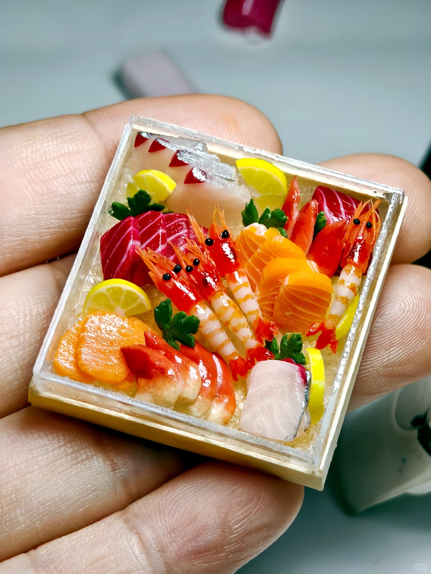 Miniature Sashimi Platter – Hand-Sculpted 1:6 Scale Dollhouse Japanese Sashimi Box with Salmon, Tuna, Shrimp & Scallop, Lemon and Shiso, Realistic Tiny Seafood Dish for Blythe & Barbie Dioramas, Resin Jewelry & Polymer Clay Food
