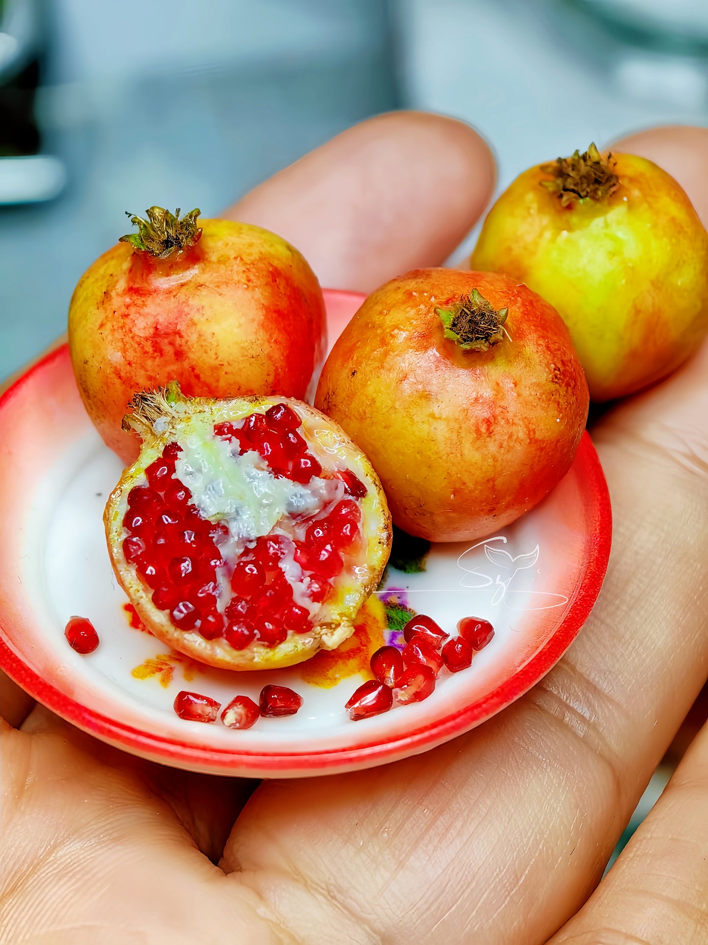 2PCS Miniature Pomegranate Set – Hand-Sculpted 1:12 Scale Dollhouse Pomegranate with Open Cross-Section and Loose Ruby Seeds, Realistic Tiny Fruit for Dioramas, Resin Jewelry & Polymer Clay Food Miniatures