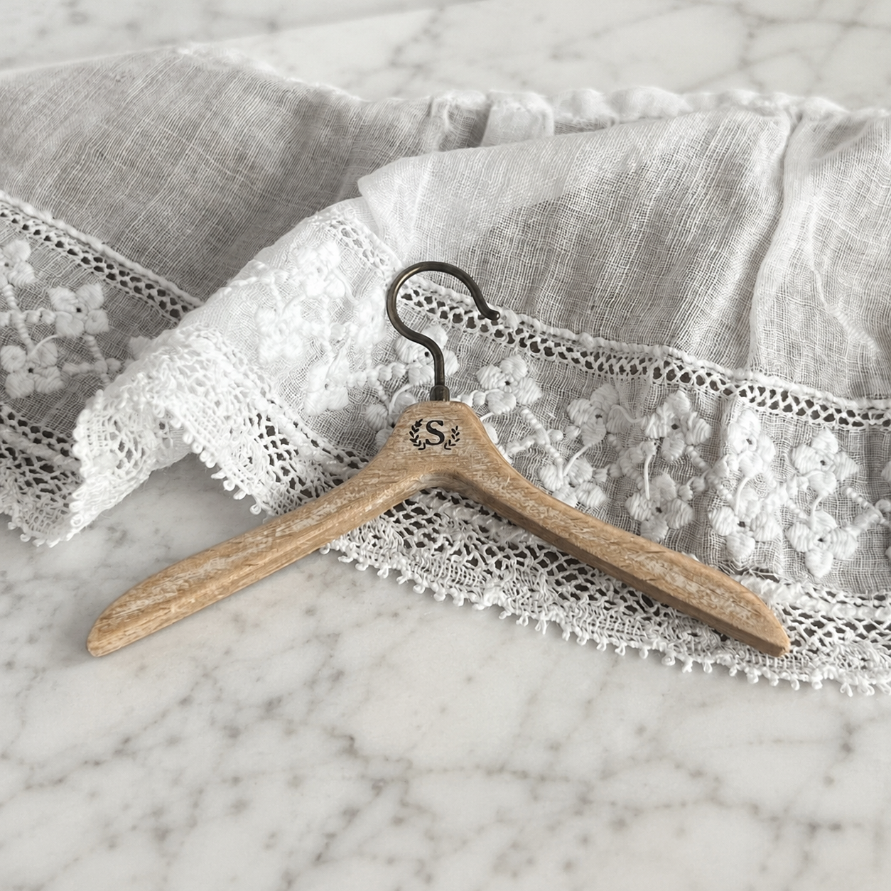 FDMINI Mini Wooden Clothes Hanger – Vintage Rustic Doll Hanger with Metal Hook for 1/6 Scale Dollhouse, BJD & Blythe Doll Scenes
