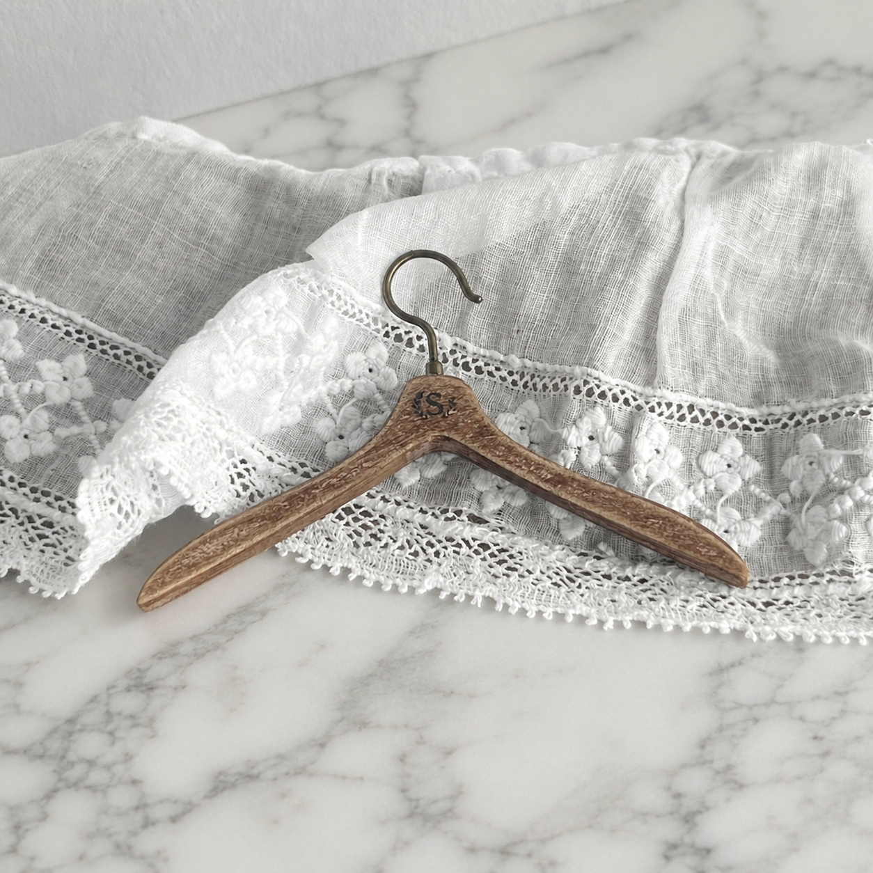 FDMINI Mini Wooden Clothes Hanger – Vintage Rustic Doll Hanger with Metal Hook for 1/6 Scale Dollhouse, BJD & Blythe Doll Scenes