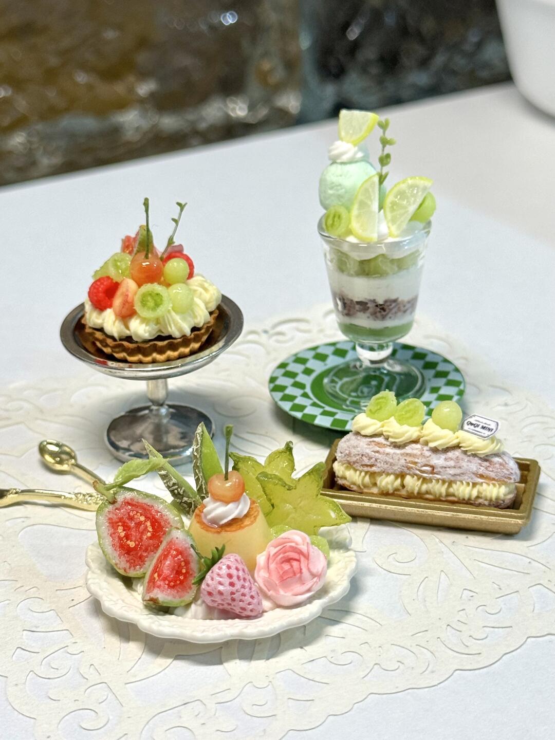 1:6 Scale Miniature Green Grape & Fig Dessert Set – Dollhouse Fruit Tart, Matcha Parfait, Fig Plate & Cream Puff Éclair, Handmade Polymer Clay Café Food for Blythe BJD Diorama