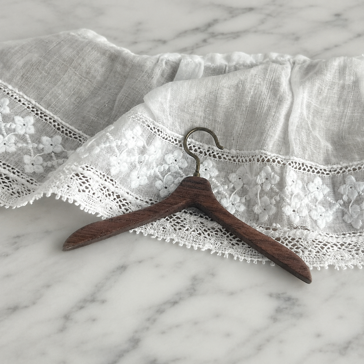 FDMINI Mini Wooden Clothes Hanger – Vintage Rustic Doll Hanger with Metal Hook for 1/6 Scale Dollhouse, BJD & Blythe Doll Scenes