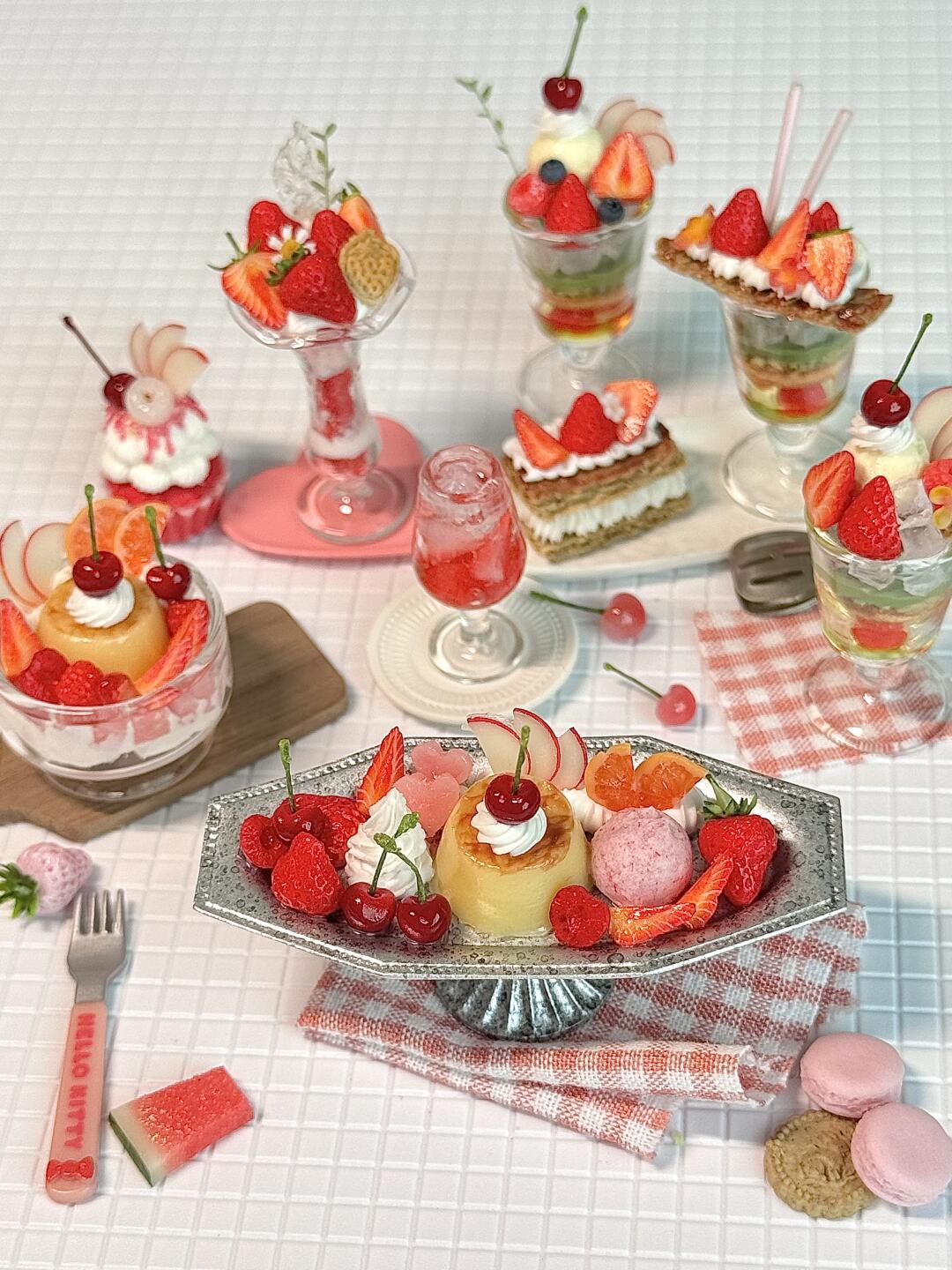 1:6 Scale Miniature Strawberry Berry Summer Café Collection – 9 Styles Dollhouse Strawberry Parfait, Fruit Platter, Mille-Feuille & Caramel Pudding Cup, Handmade Polymer Clay Kawaii Food for Blythe BJD Diorama