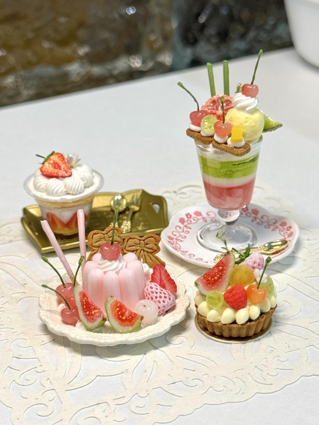 1:6 Scale Miniature Fig & Strawberry Dessert Set – Dollhouse Charlotte Cake, Tropical Parfait, Fruit Tart & Strawberry Cup, Handmade Polymer Clay Café Food for Blythe BJD Diorama