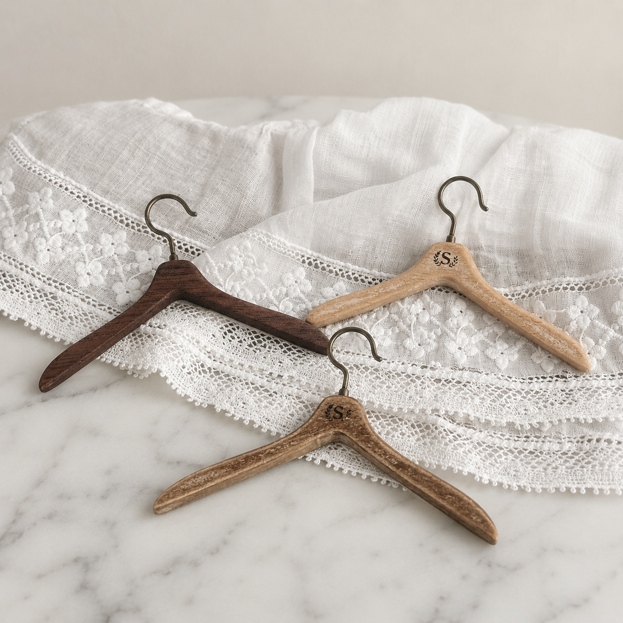 FDMINI Mini Wooden Clothes Hanger – Vintage Rustic Doll Hanger with Metal Hook for 1/6 Scale Dollhouse, BJD & Blythe Doll Scenes