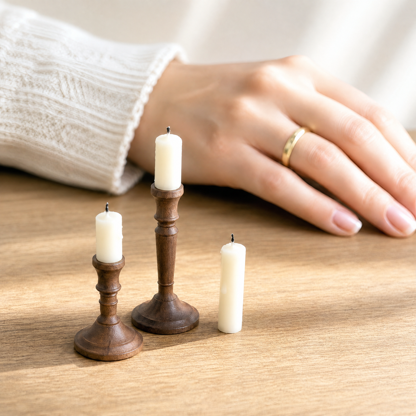 FDMINI Mini Walnut Candlestick Holder Set – 2 Wooden Candle Holders + 3 Real Candles for 1/6 1/8 1/12 Scale Dollhouse, BJD & Blythe Doll Scenes